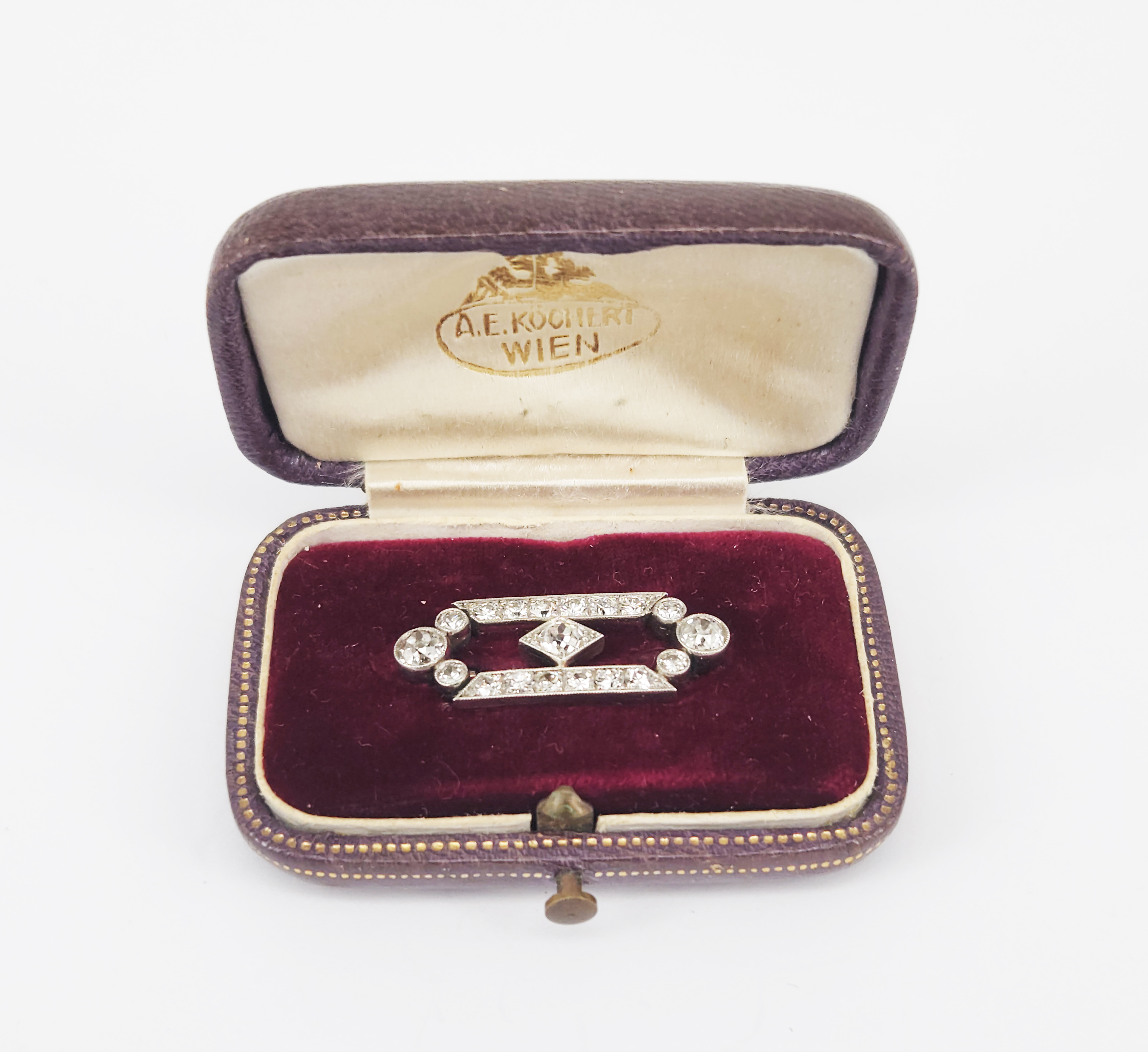 7 · AN ART DECO DIAMOND PLATINUM AND 18ct WHITE GOLD BROOCH