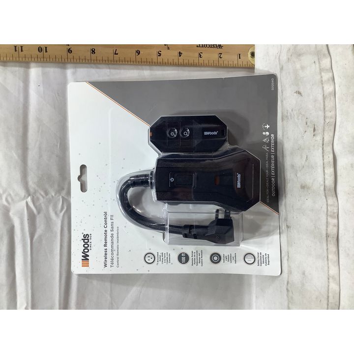 IIIWoods Wireless Remote Control w/ 1 Grounded Outlet, 100ft Remote Range, & Safety Cover