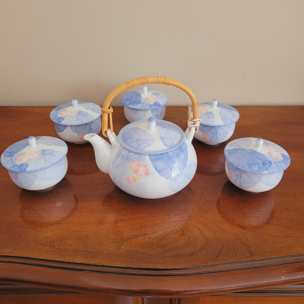 BLUE MAGNOLIA VTG TEA SET | Estate Sales Niagara