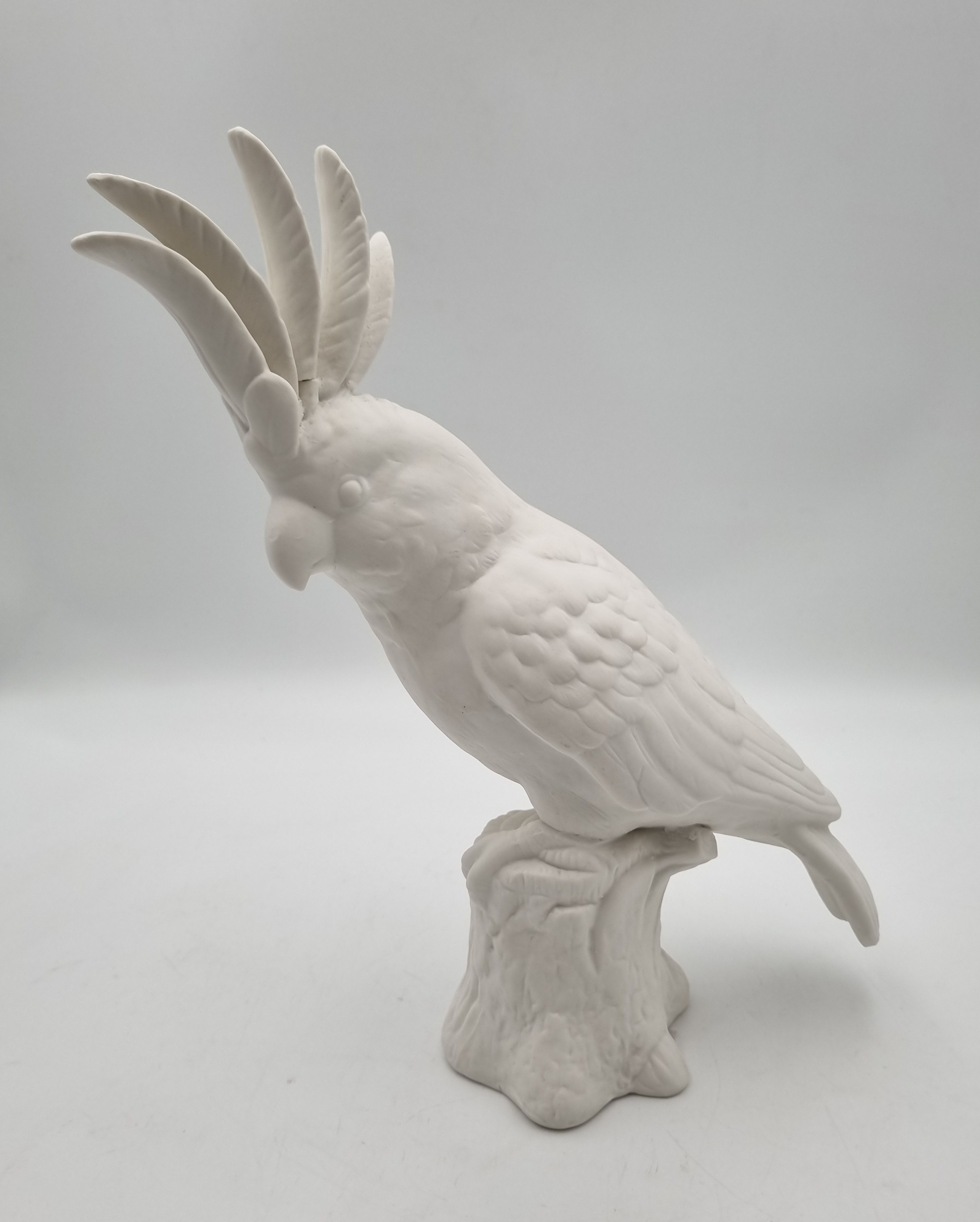 658 · A BISQUE PORCELAIN FIGURE OF A COCKATOO