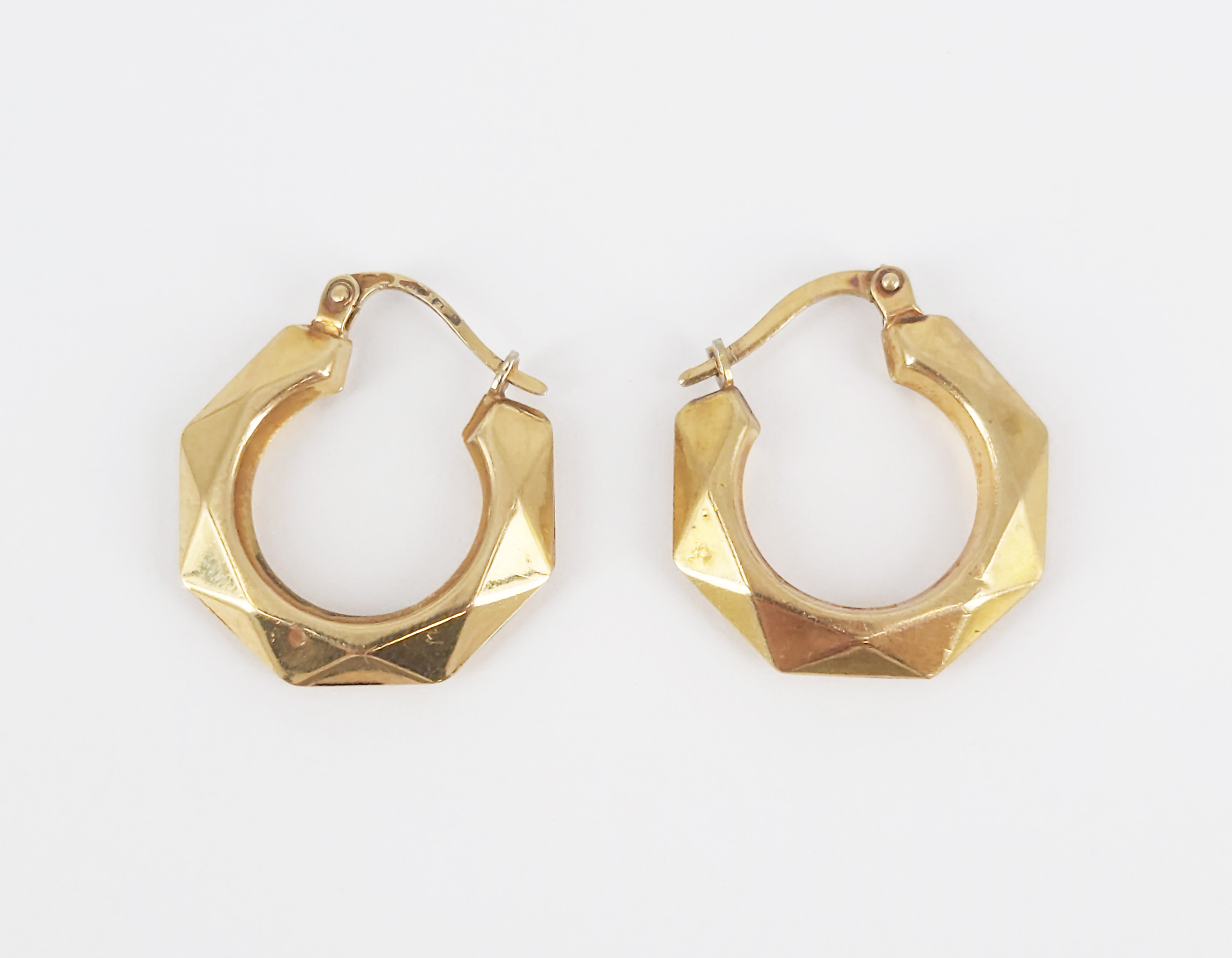 105 · A PAIR OF VICTORIAN STYLE 9ct YELLOW GOLD EARRINGS