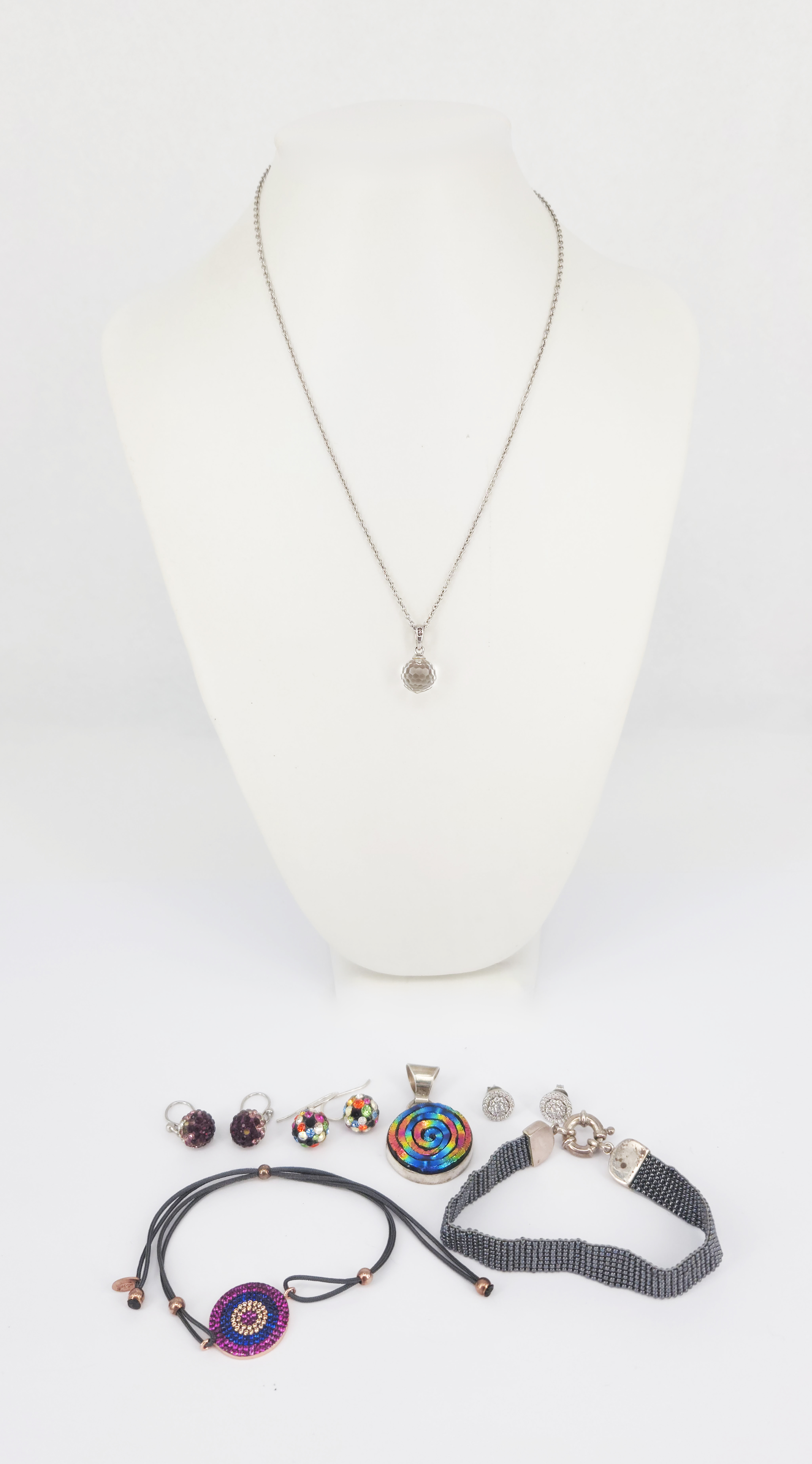 453 · A GROUP OF SILVER JEWELLERY ITEMS
