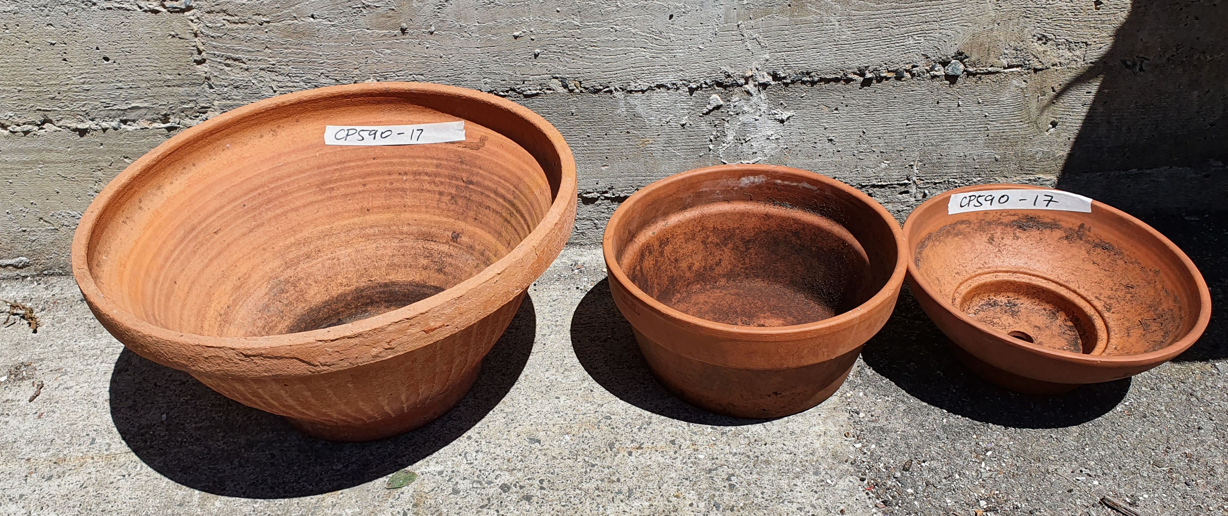 1105 · A GROUP OF TERRACOTTA POTS