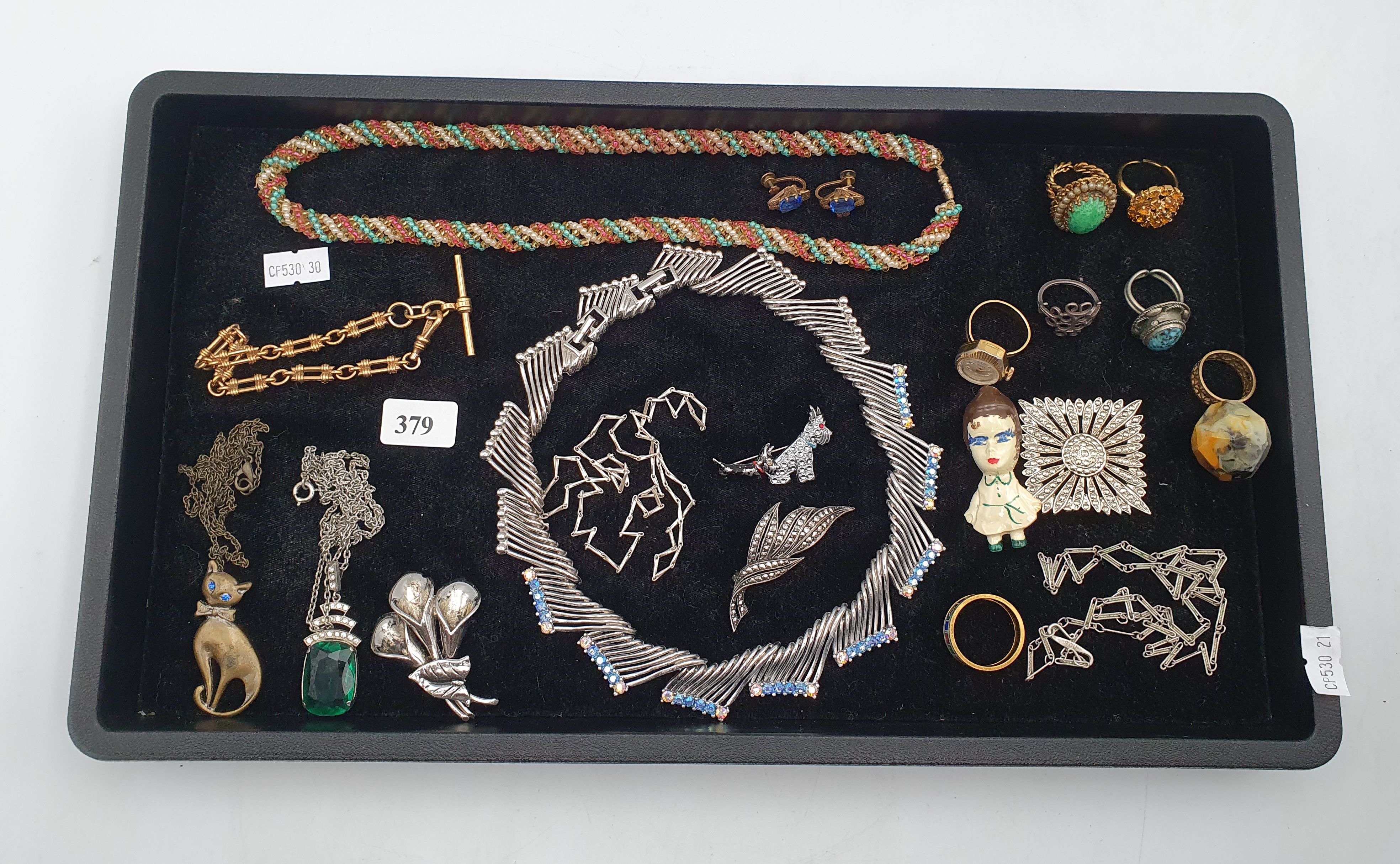 379 · A GROUP OF JEWELLERY ITEMS