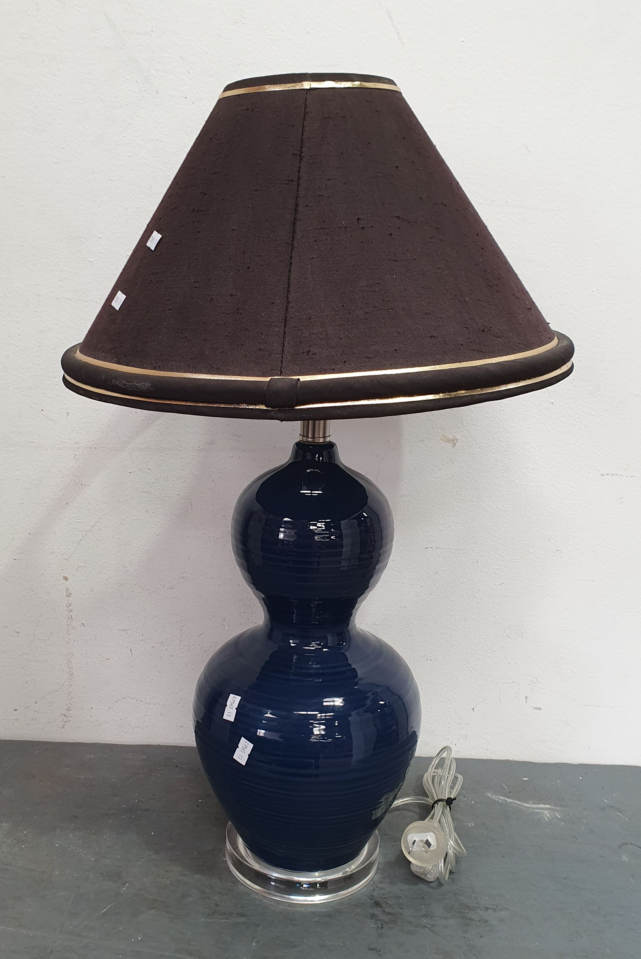 A BLUE CERAMIC TABLE LAMP