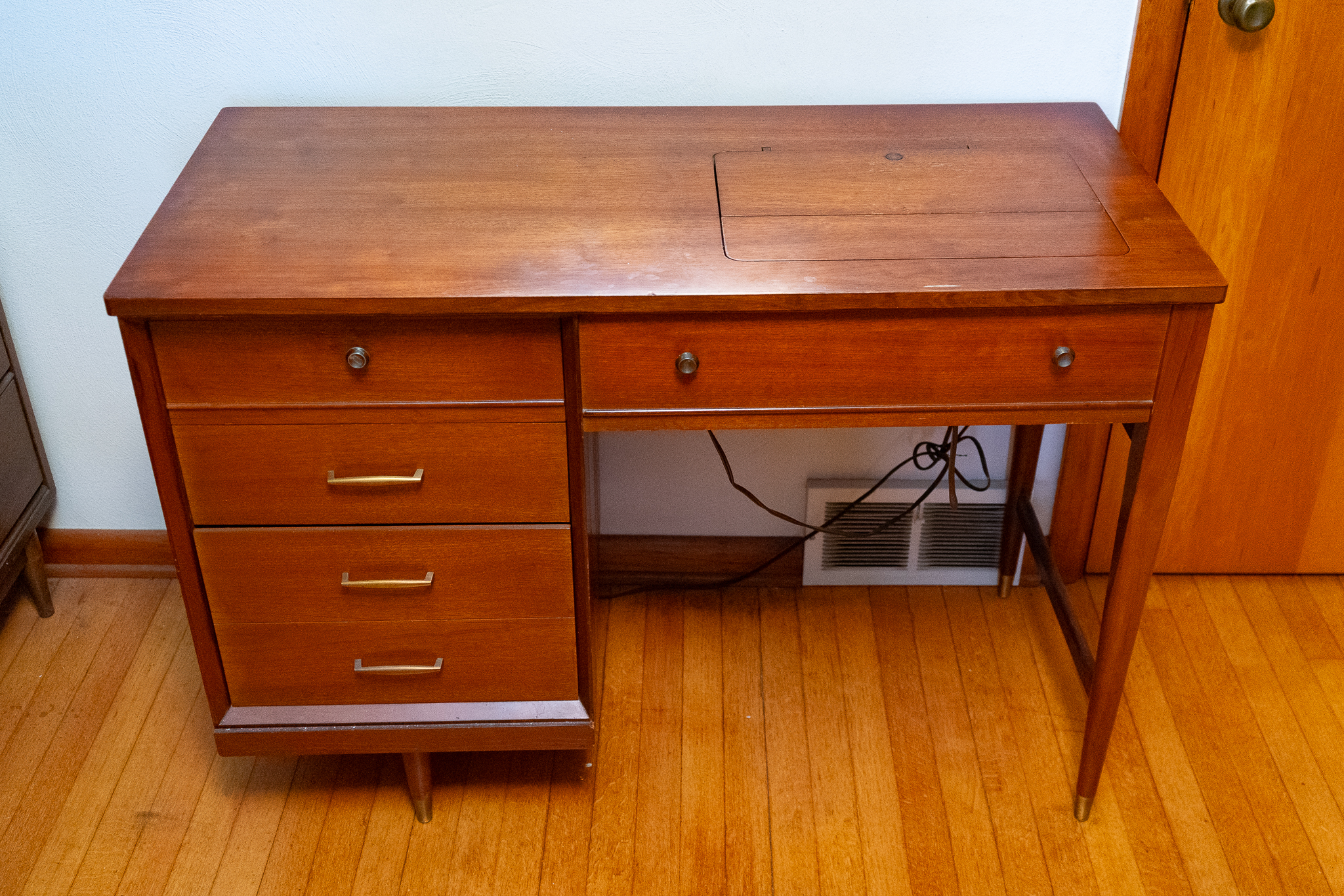 Singer Console Sewing Machine | Harritt Group, Inc
