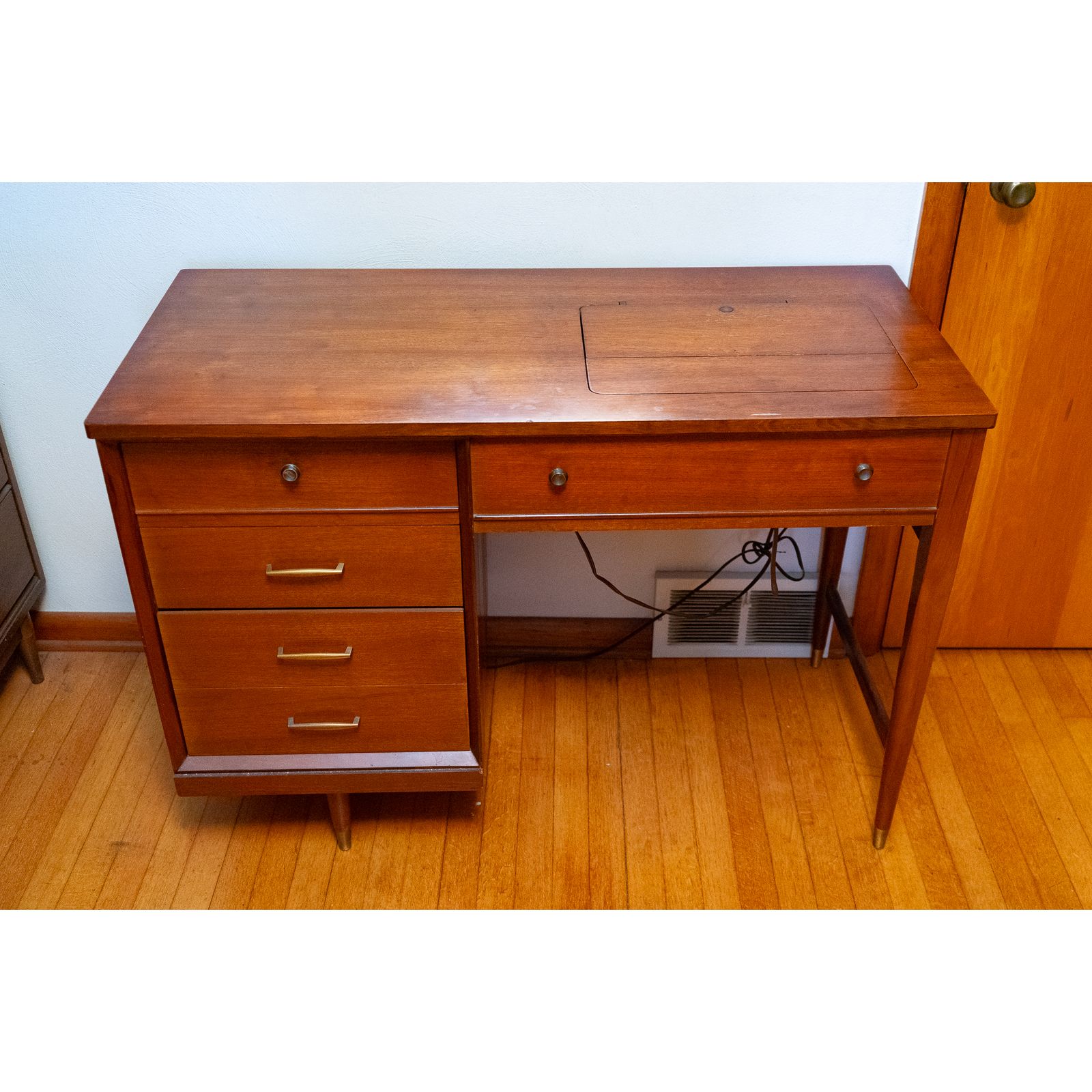 Sewing Machine Console Singer Console Sewing Machine | Harritt Group, Inc