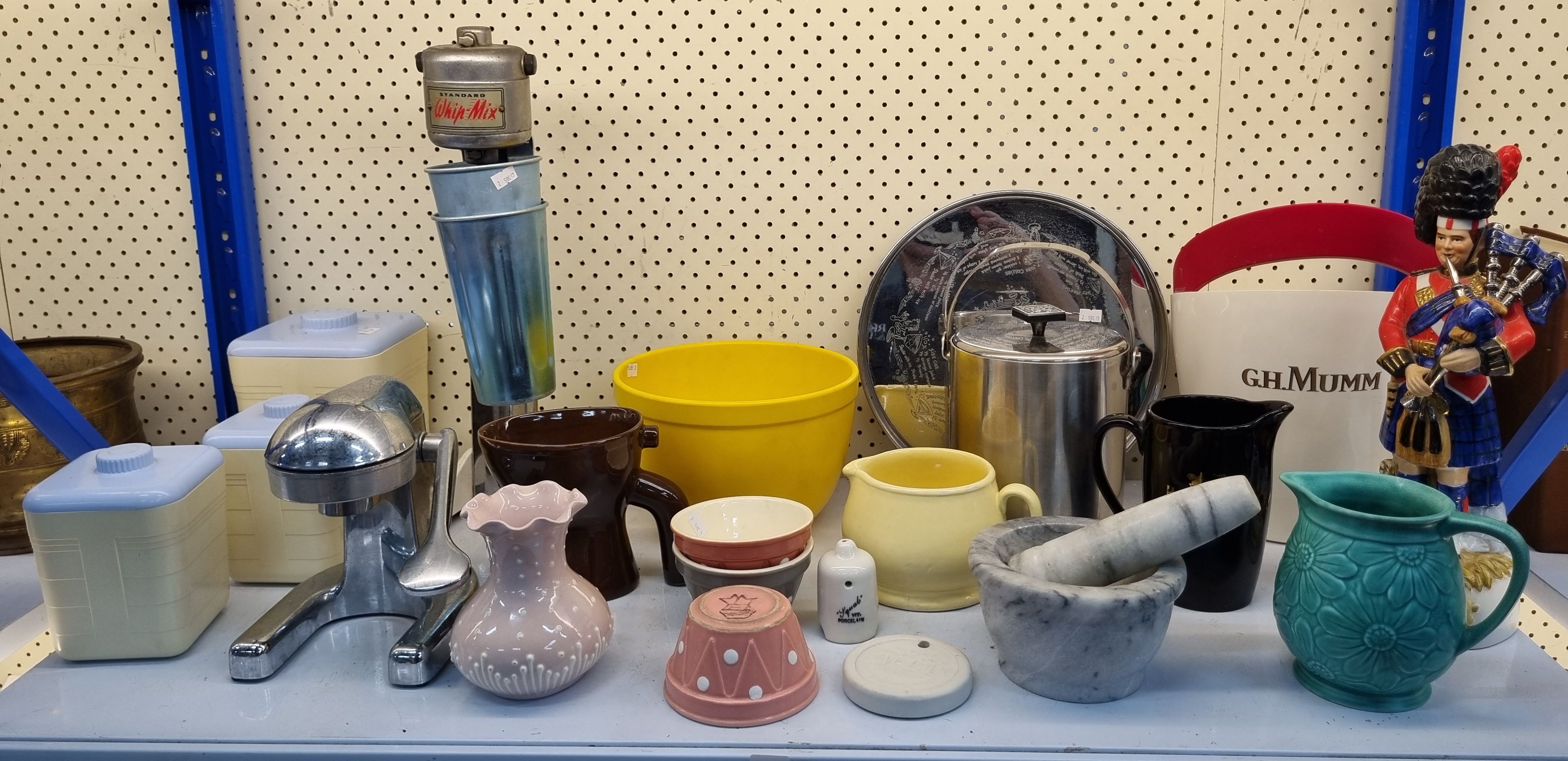 40 · A GROUP OF RETRO HOMEWARES
