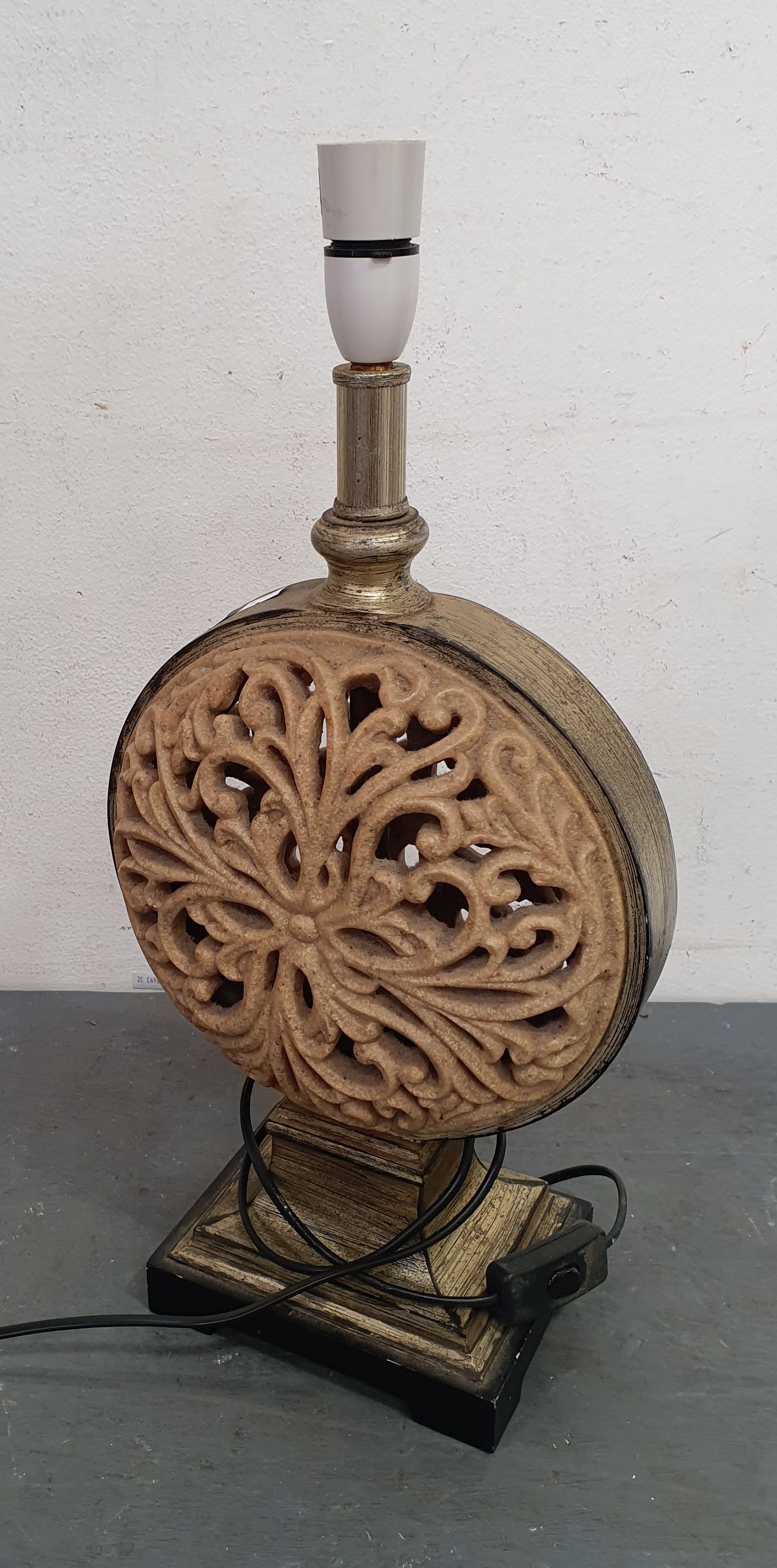 1182 · AN ORIENTAL STYLE TABLE LAMP