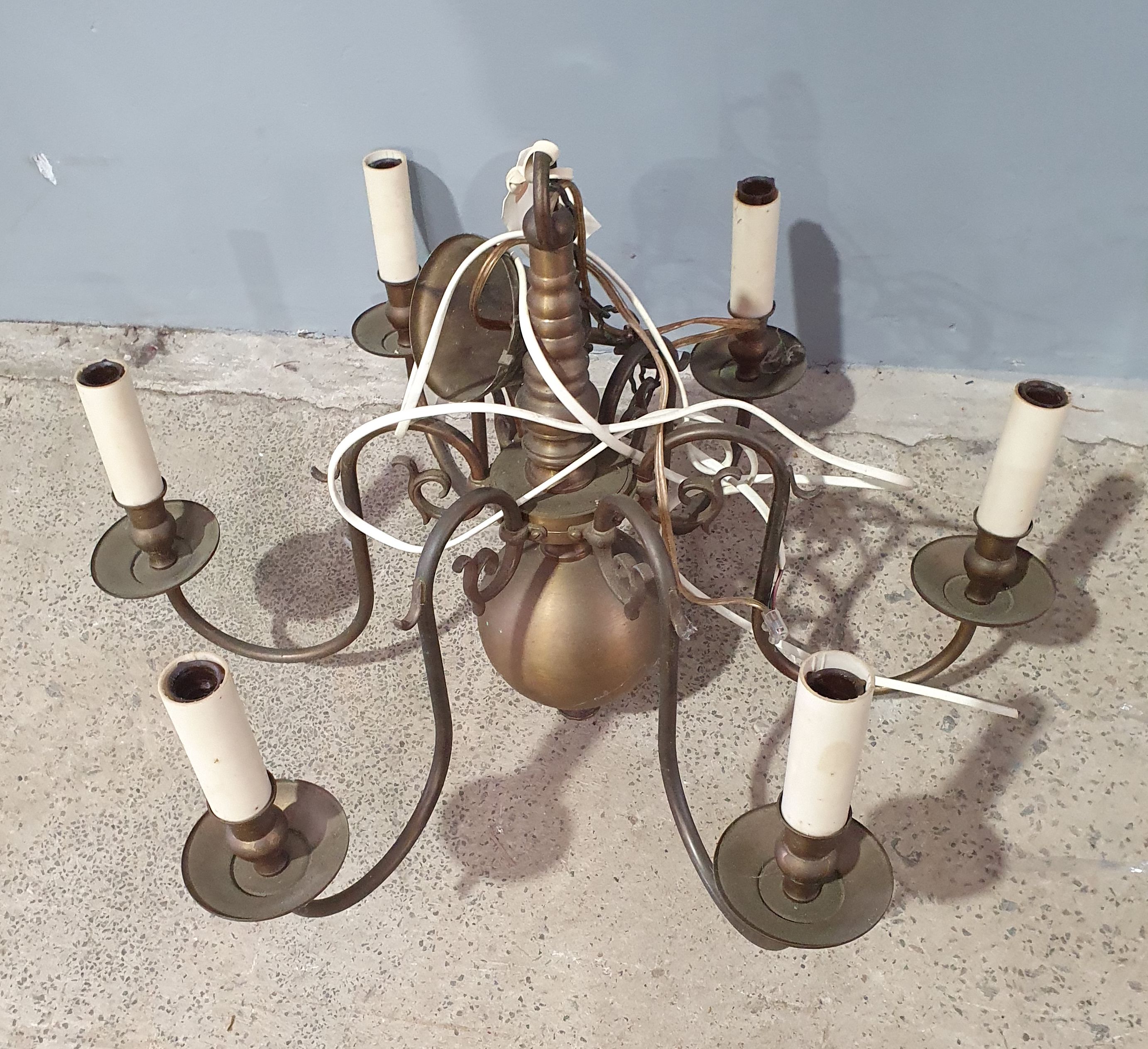 A 6 BRANCH CEILING LIGHT