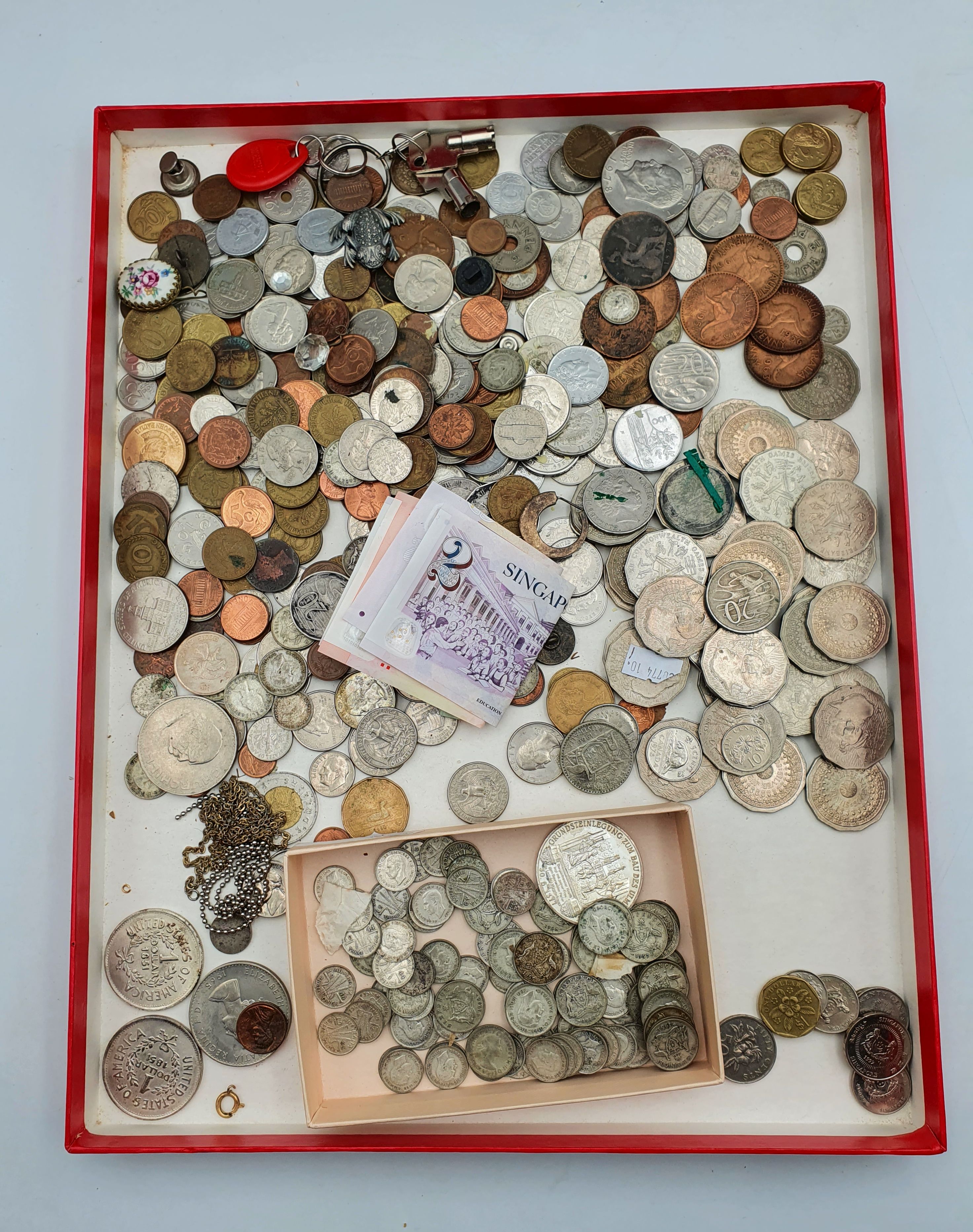 276 · A LARGE COLLECTION OF AUSTRALIAN AND INTERNATIONAL COINS