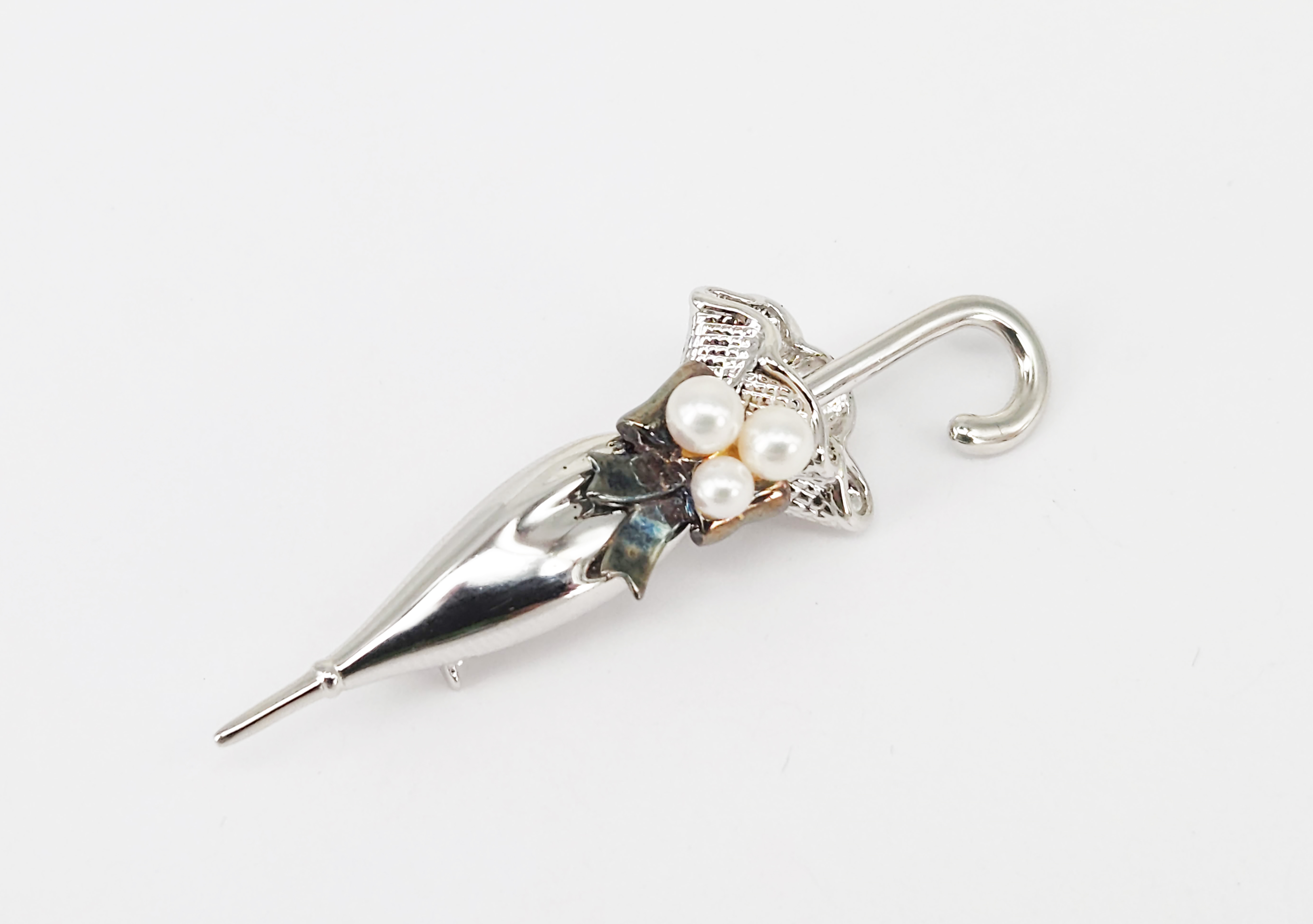 247 · A MIKIMOTO 18ct WHITE GOLD AND CULTURED PEARL PARASOL BROOCH