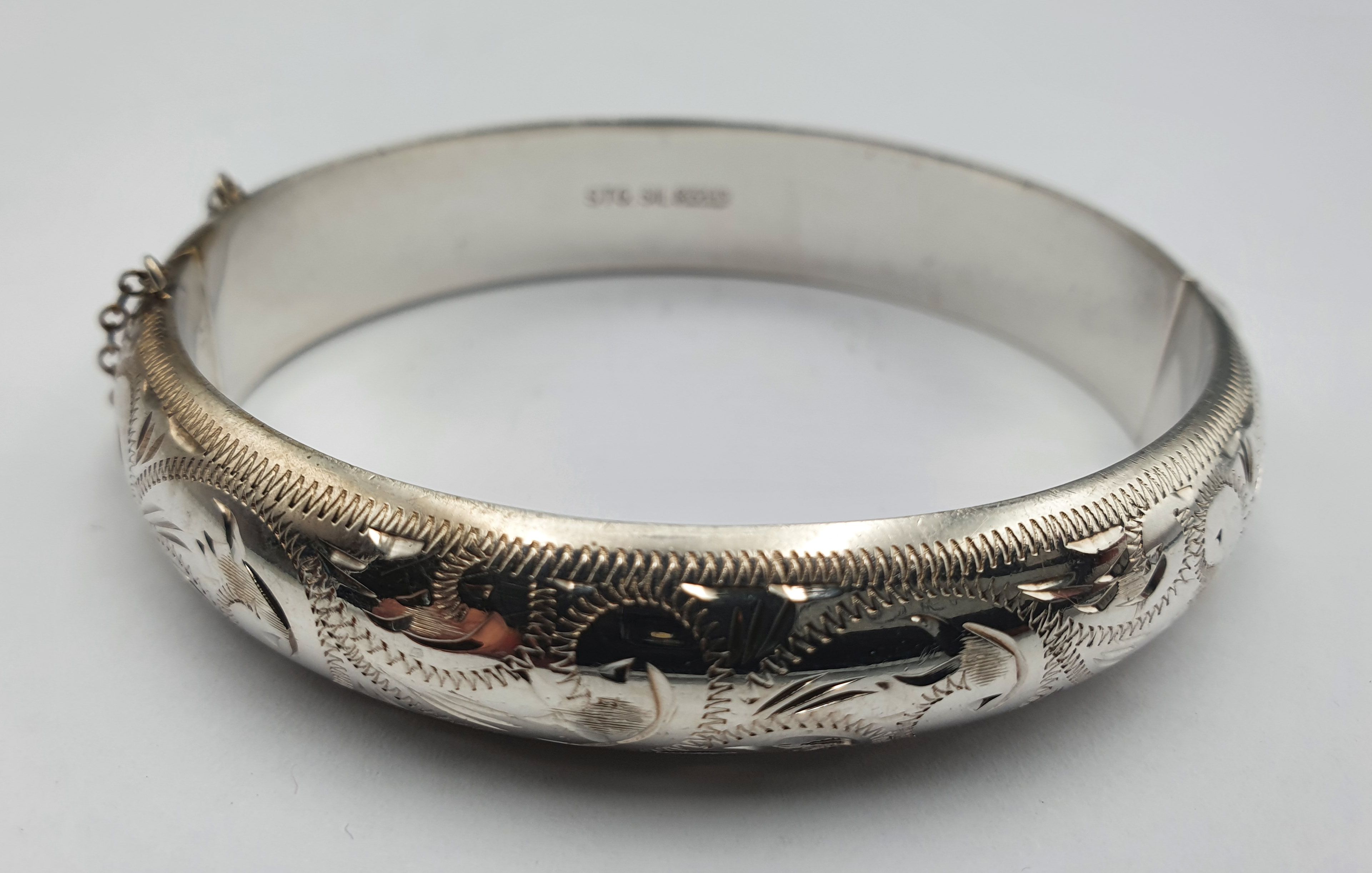 264 · A MID-CENTURY AUSTRALIAN SILVER HINGED BANGLE