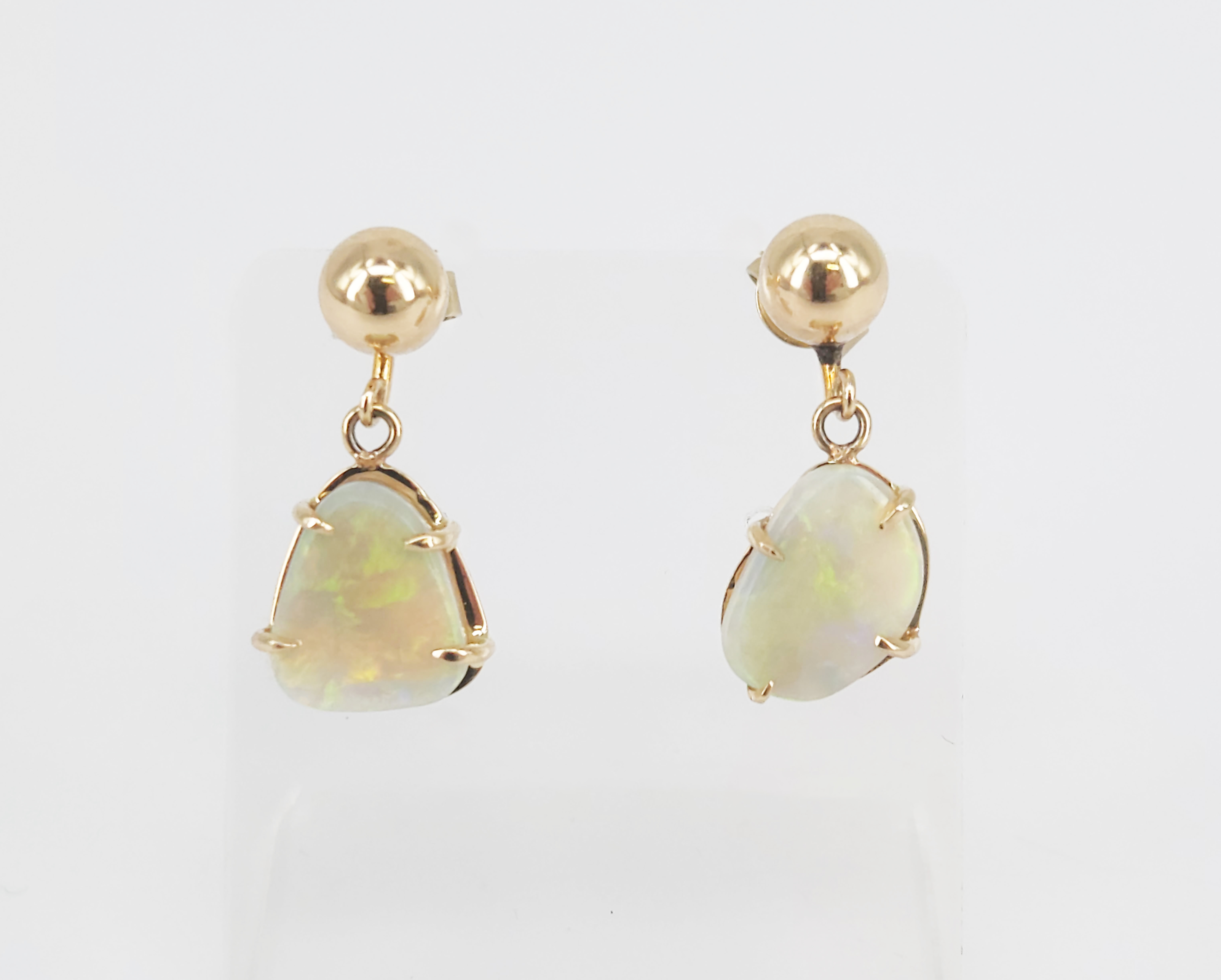 102 · A PAIR OF 18ct YELLOW GOLD AND BLACK OPAL DROP EARRINGS