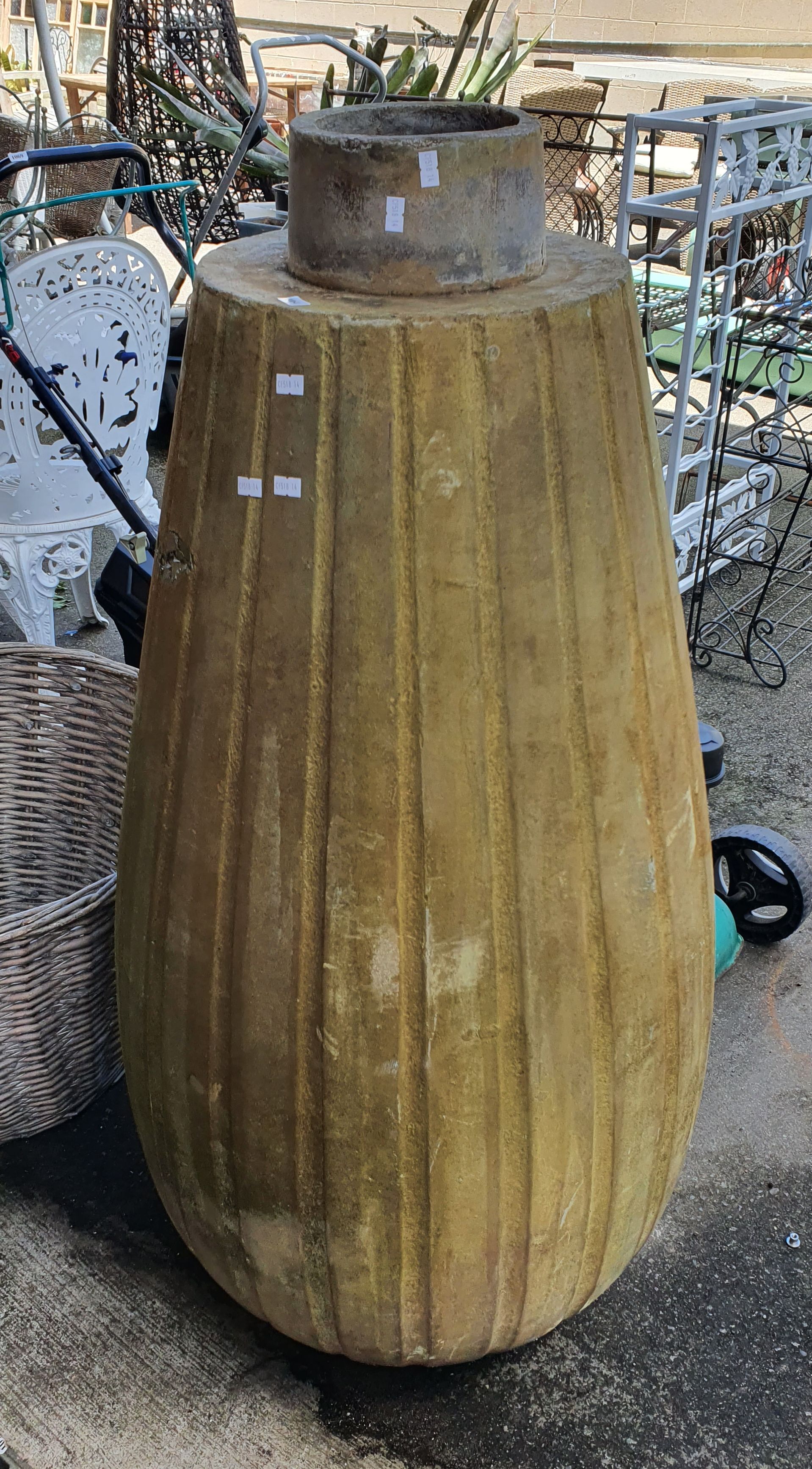 1018 · A CONCRETE POT