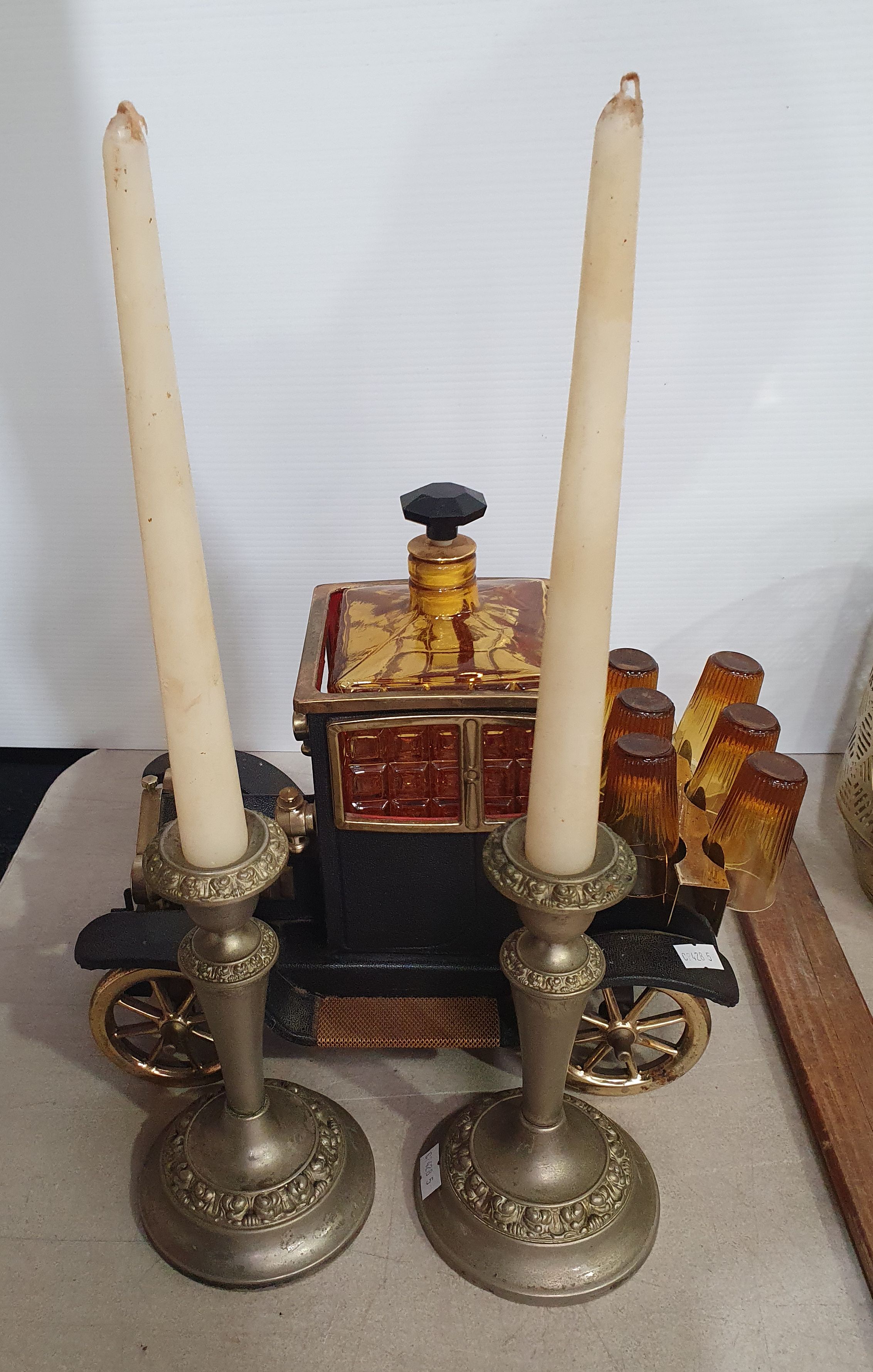 414 · A VINTAGE CAR FORM BOTTLE DECANTER AND GLASSES SET