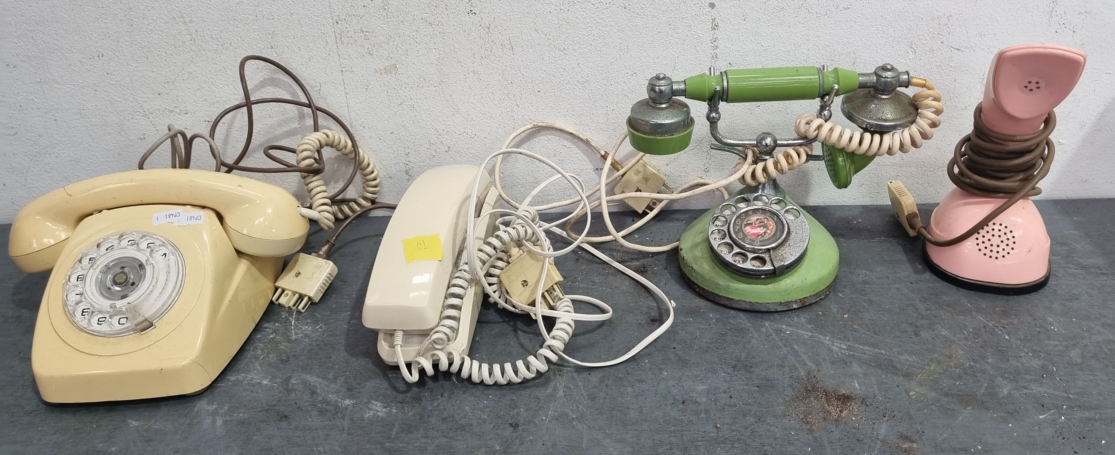 1392 · A GROUP OF VINTAGE PHONES/PARTS