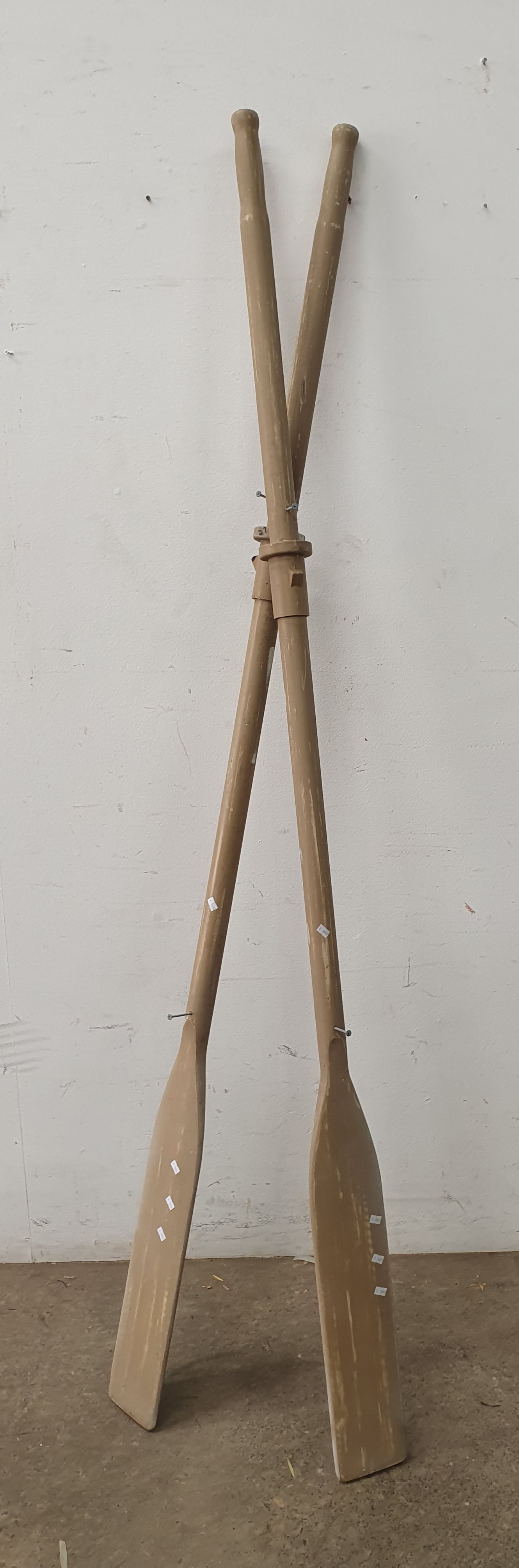 1016 · A PAIR OF DECORATIVE OARS