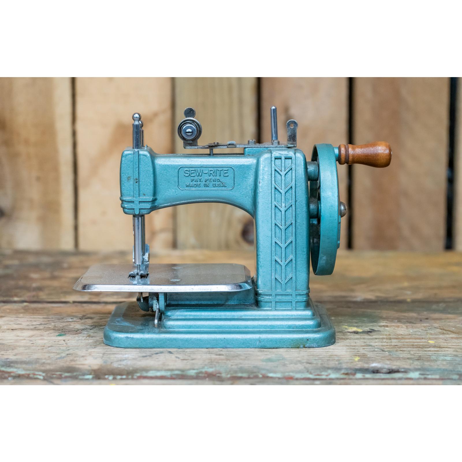 Using a hand crank sewing machine - Home and Geek