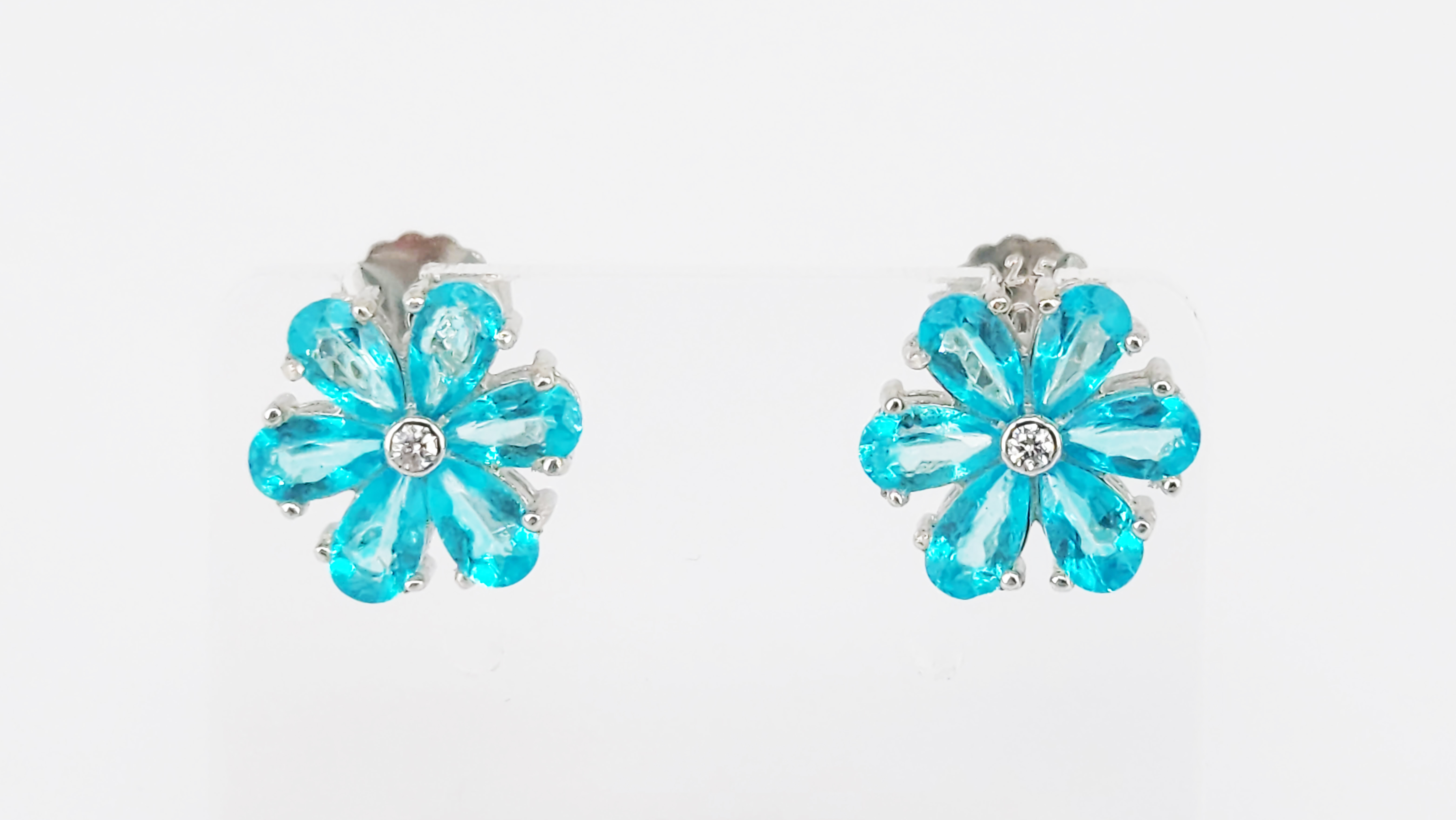 188 · A PAIR OF BLUE TOPAZ AND SILVER FLORAL CLUSTER EARRINGS