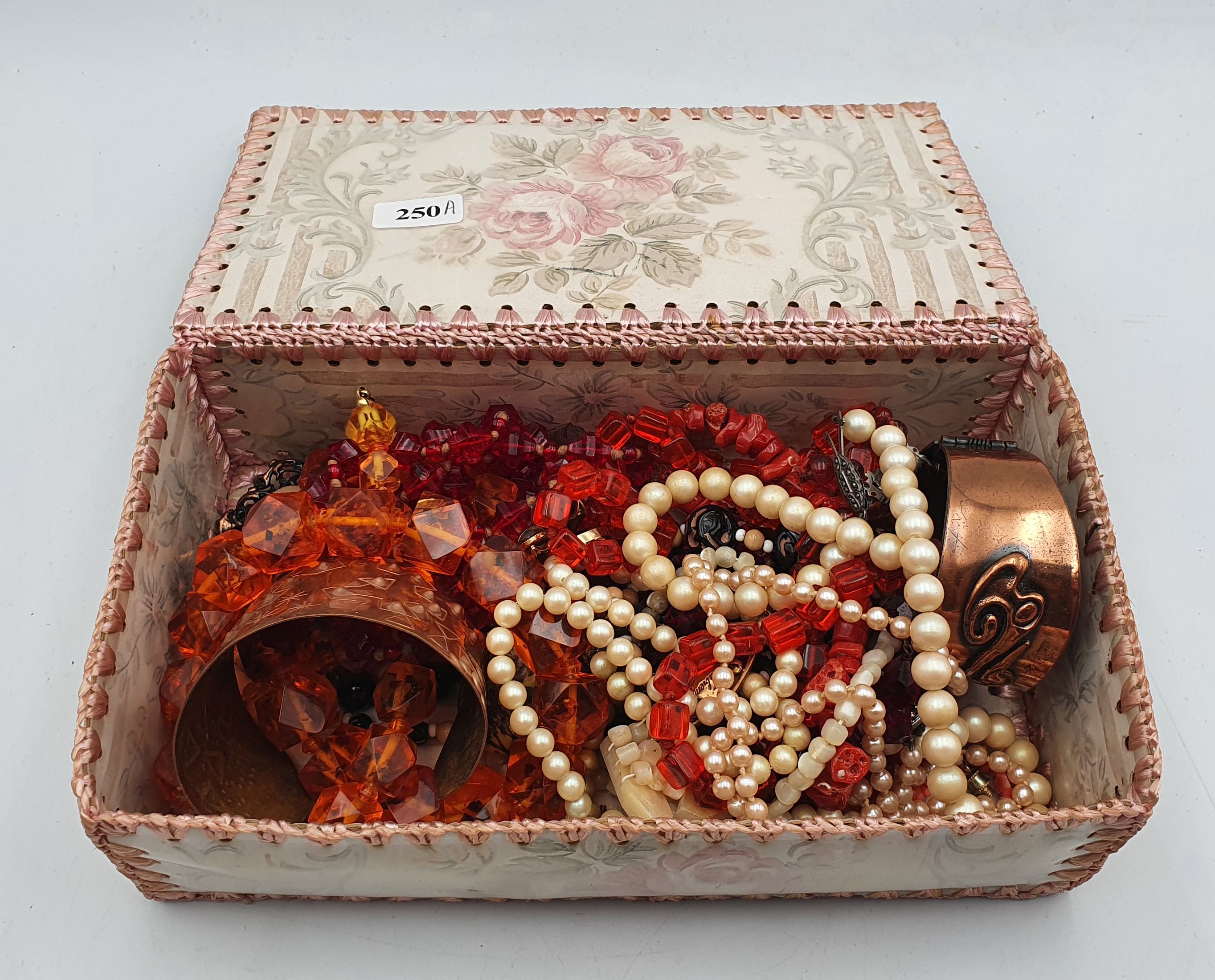 250A · A GROUP OF JEWELLERY ITEMS