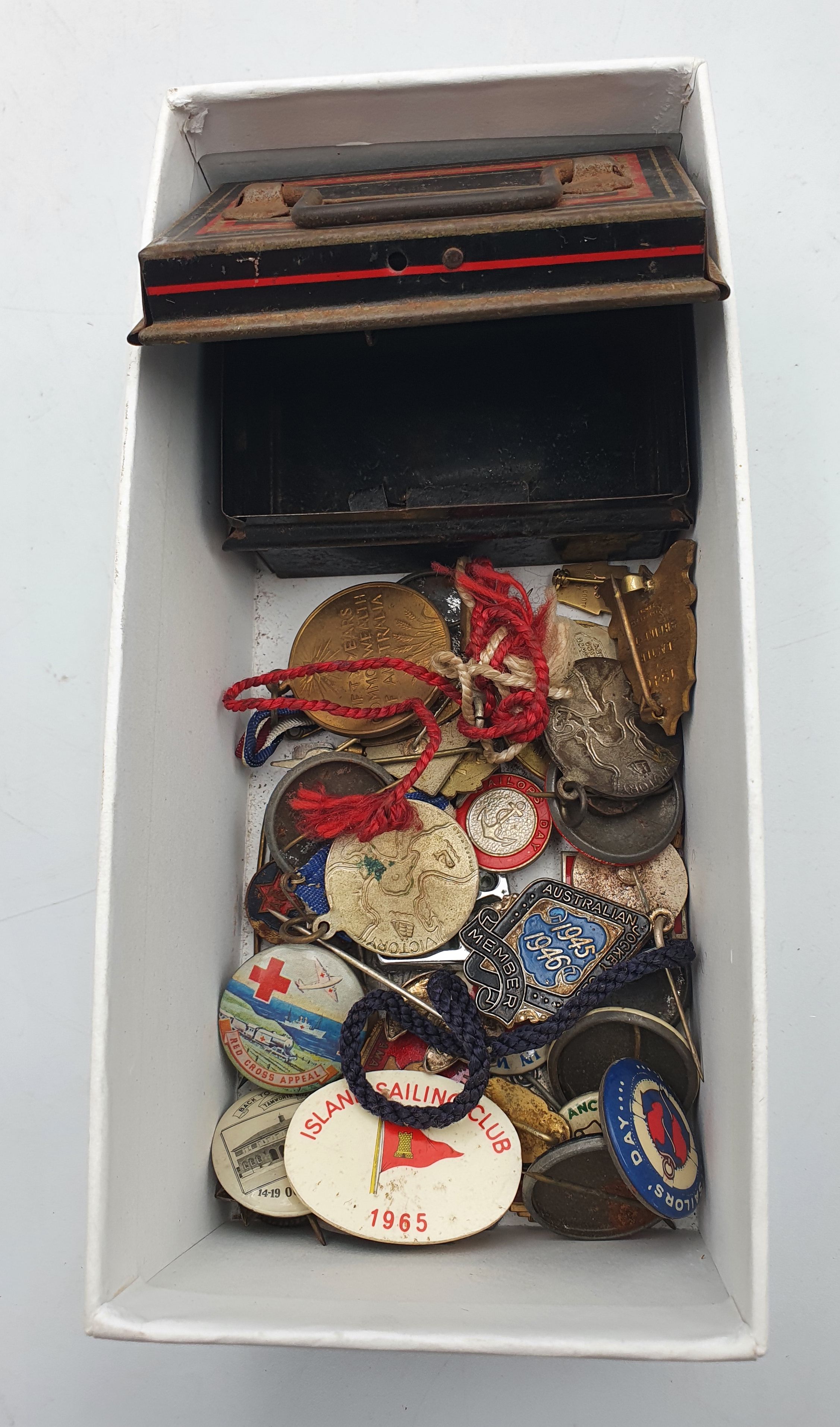 315 · A QUANITY OF OLD PINS AND BADGES