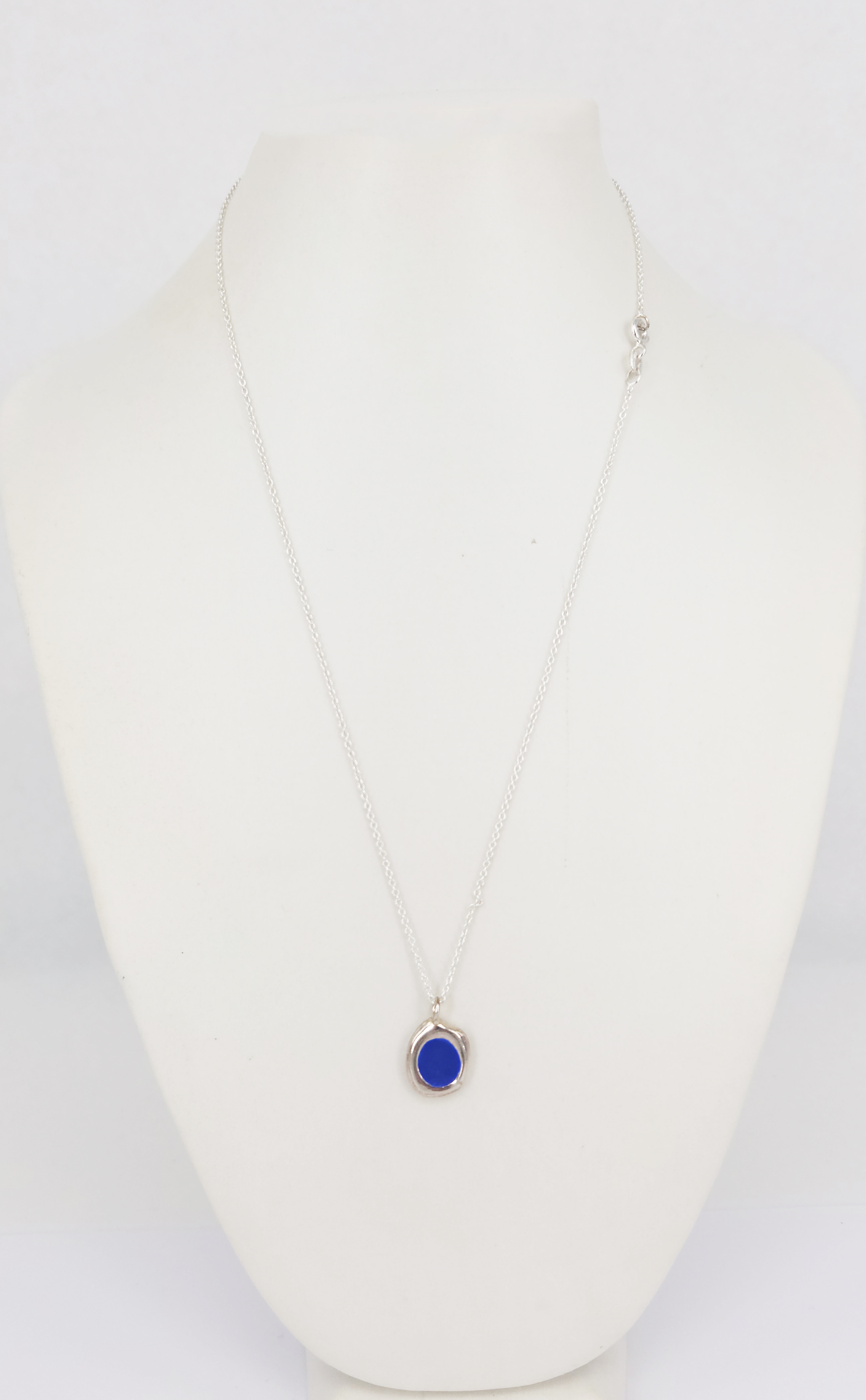 452 · A STERLING SILVER ENAMEL 'DROP OF BLUE' PENDANT