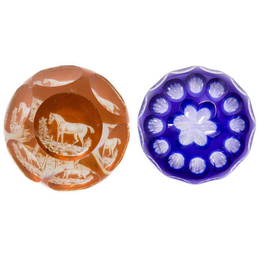 A (lot of 2) faceted paperweights