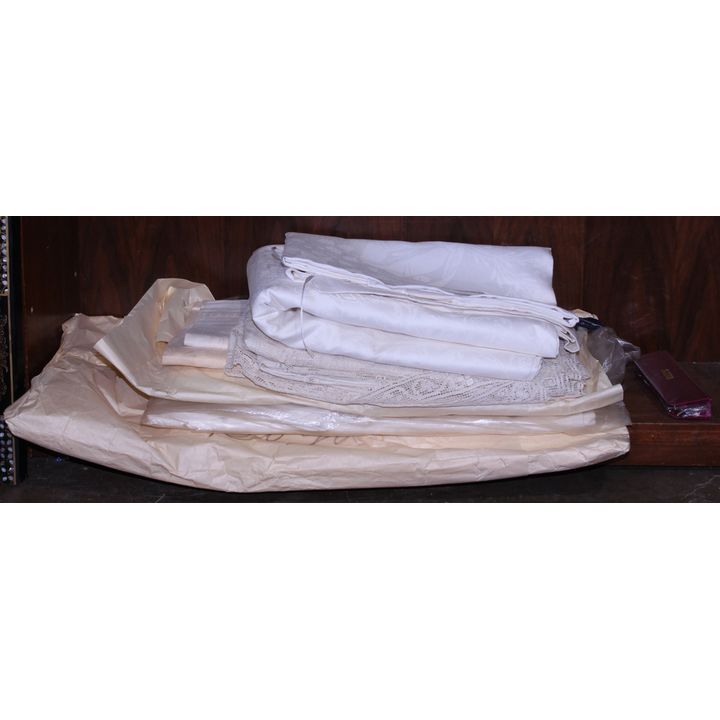 Lot of linens, including table clothes and lace
