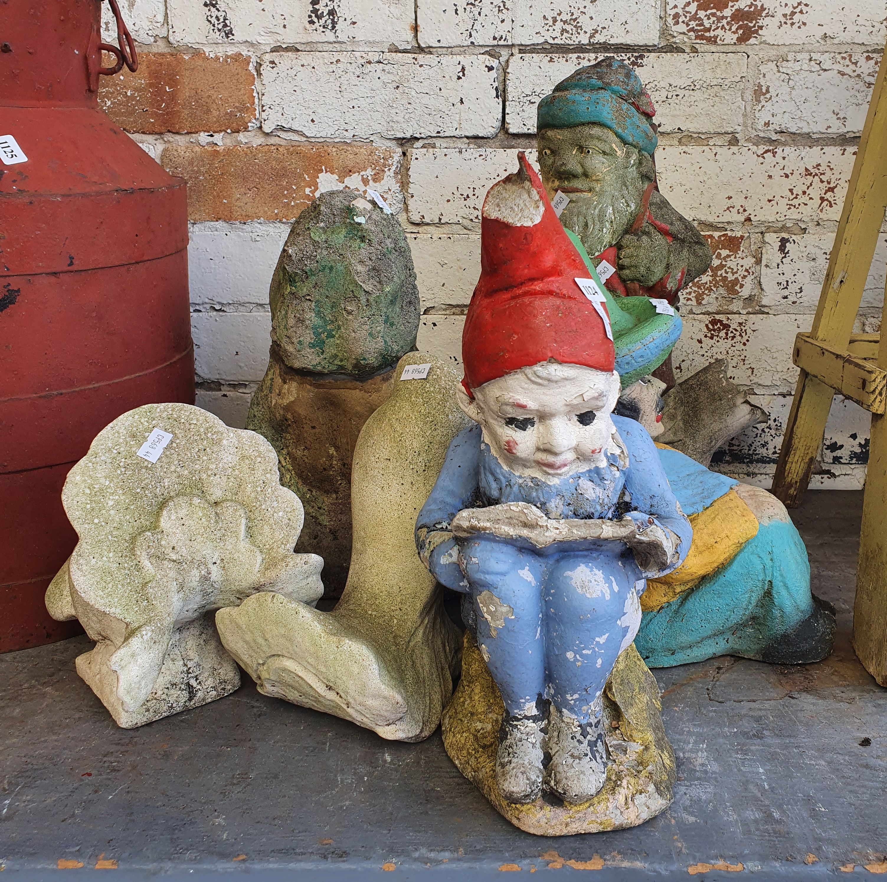 1124 · A GROUP OF GARDEN GNOMES