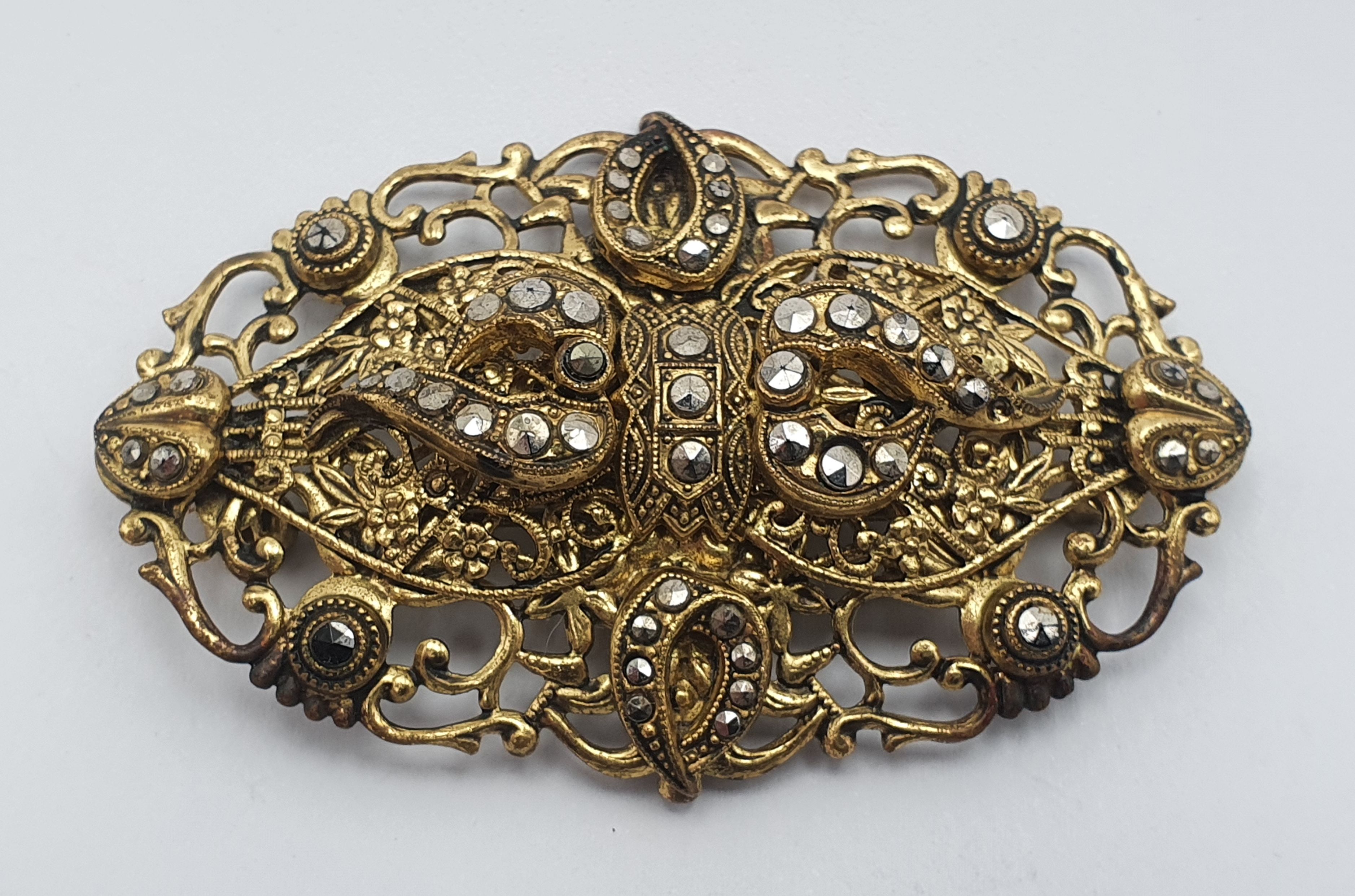 An Antique Gold Tone Brooch