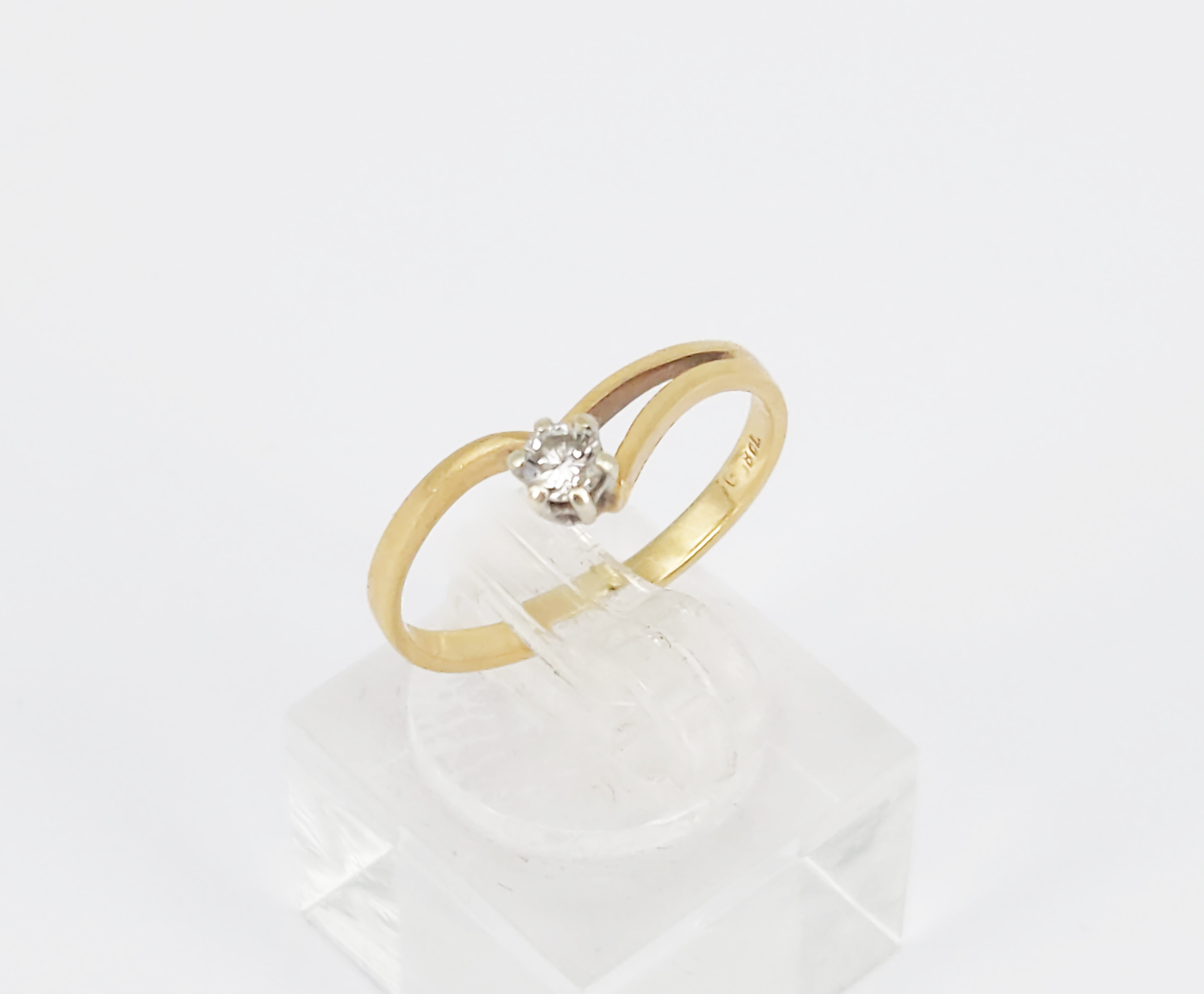 55 · A SINGLE STONE DIAMOND AND 18ct GOLD RING