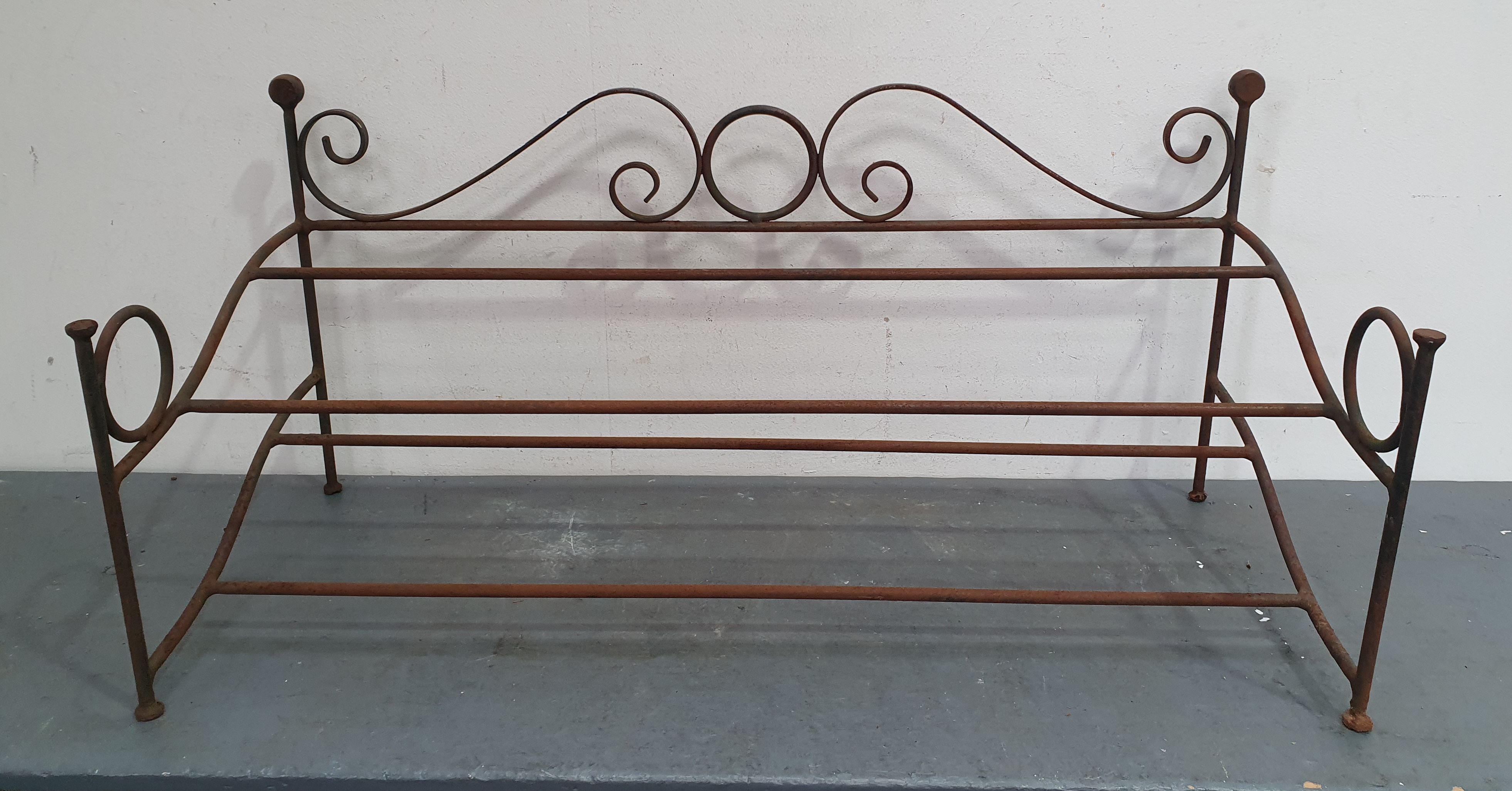 1048 · A METAL SHOE RACK