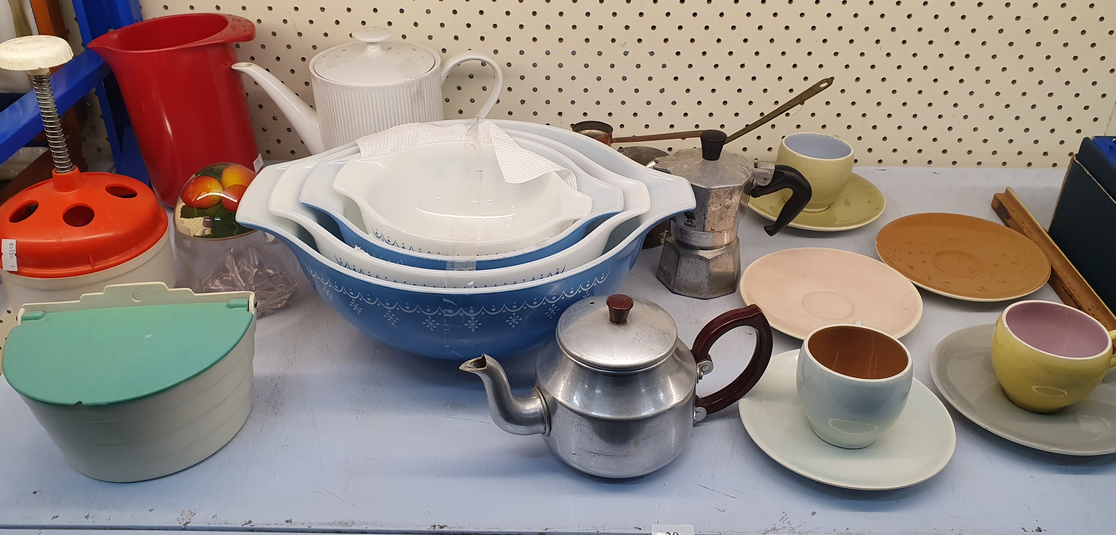 20 · A GROUP OF RETRO HOMEWARES