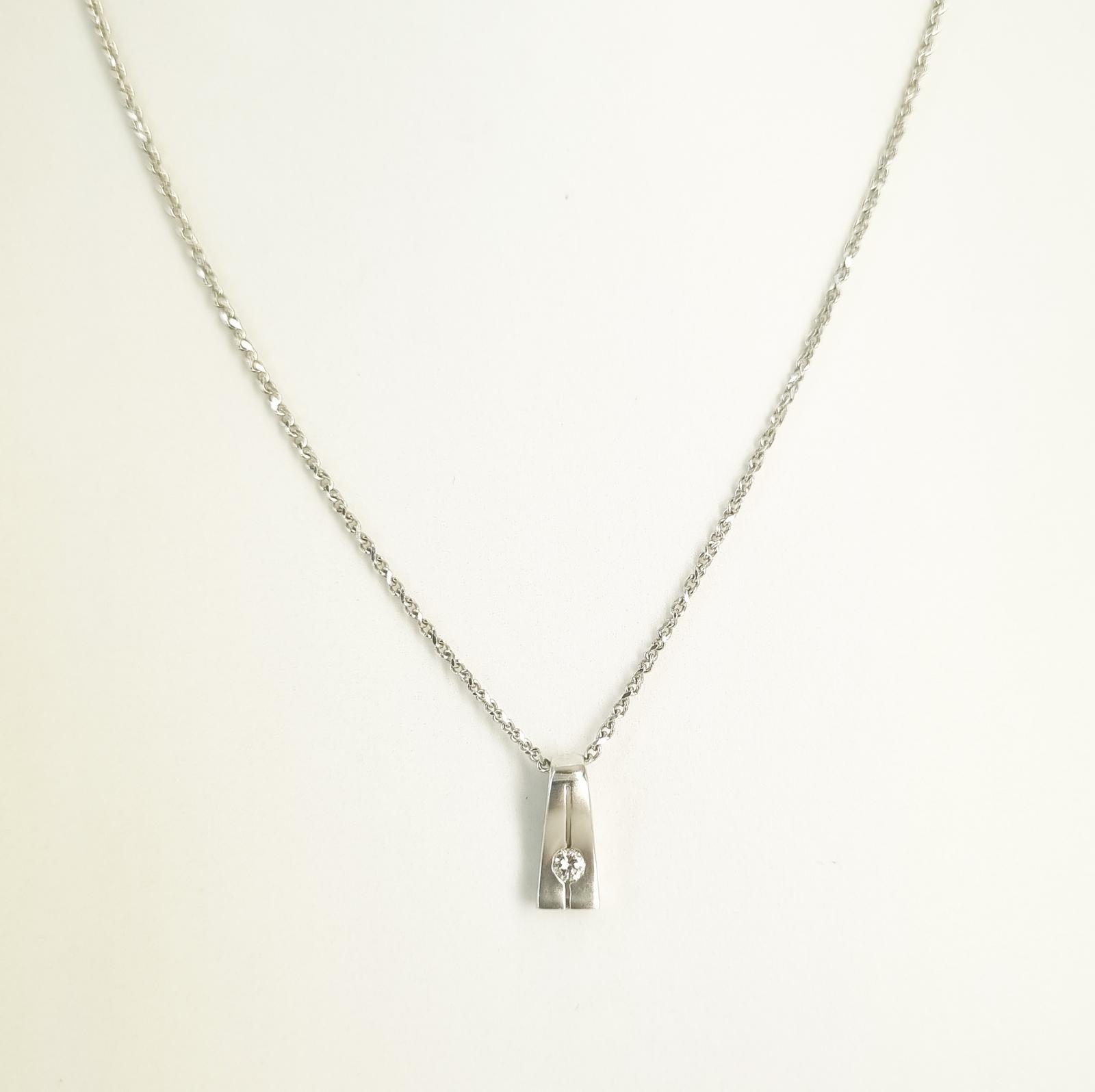 A DIAMOND AND 18ct WHITE GOLD PENDANT AND CHAIN | Raffan Kelaher ...
