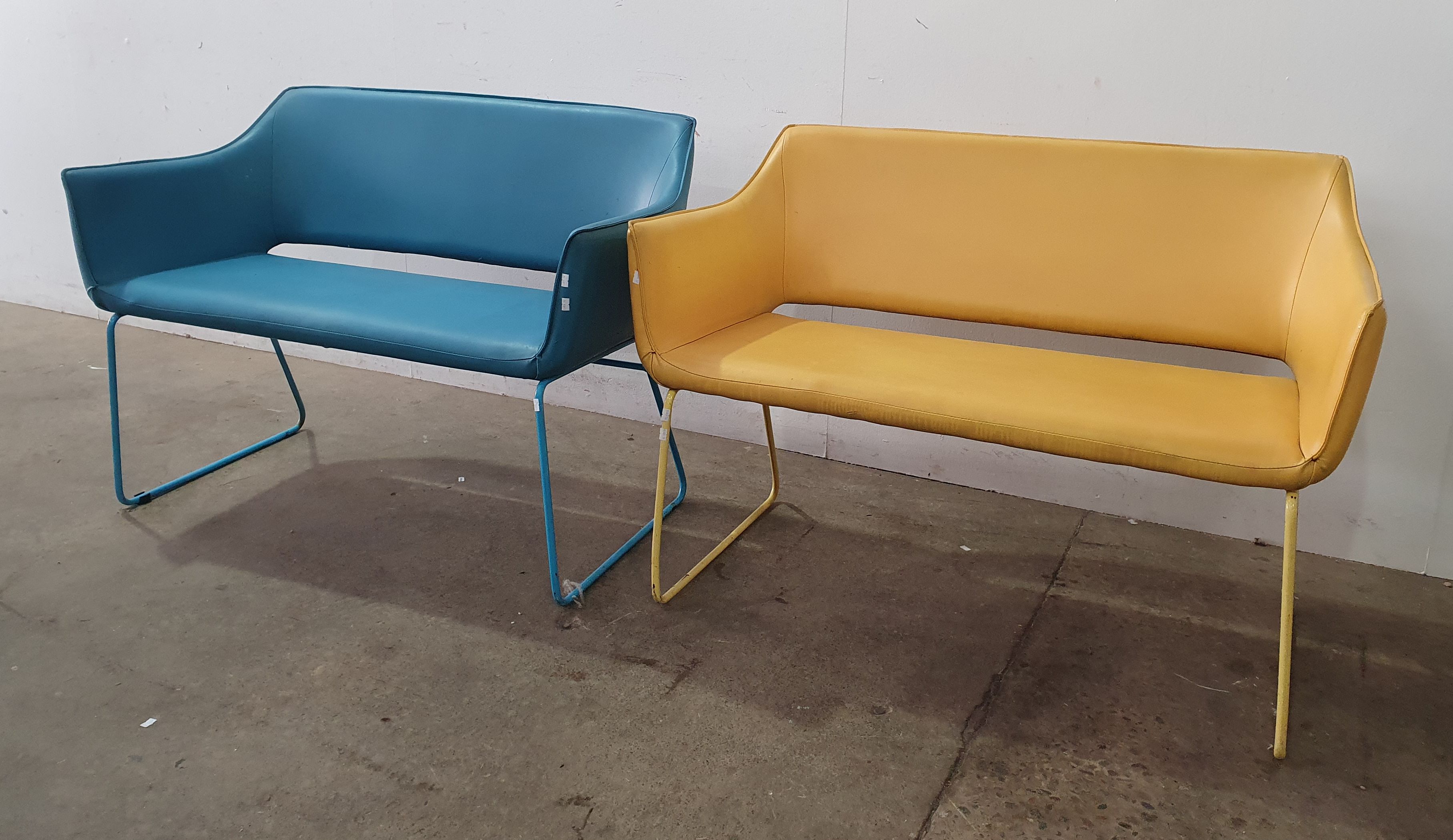 2085 · A PAIR OF CONTEMPORARY SETTEES