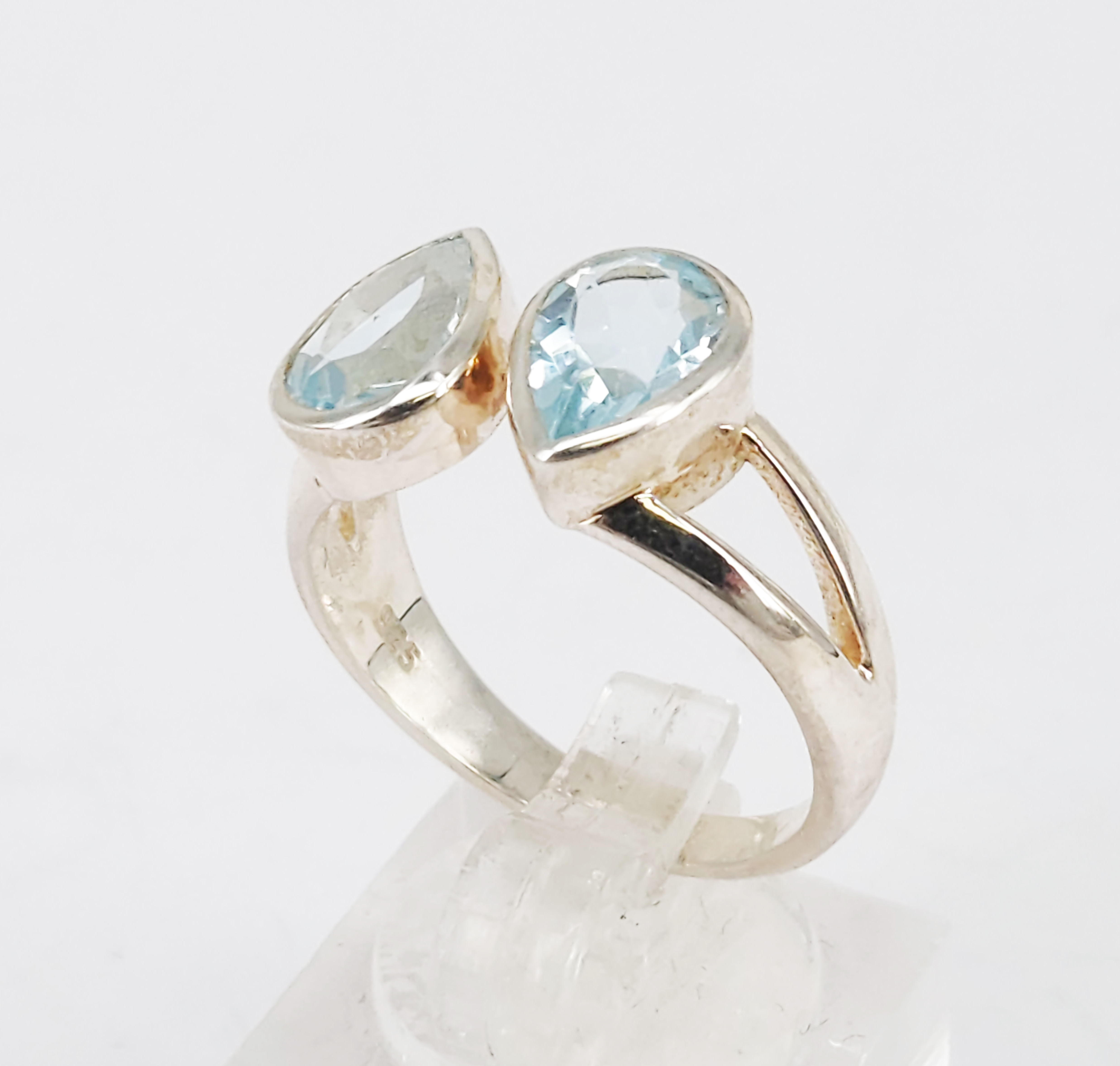 381 · A SILVER AND BLUE TOPAZ DRESS RING