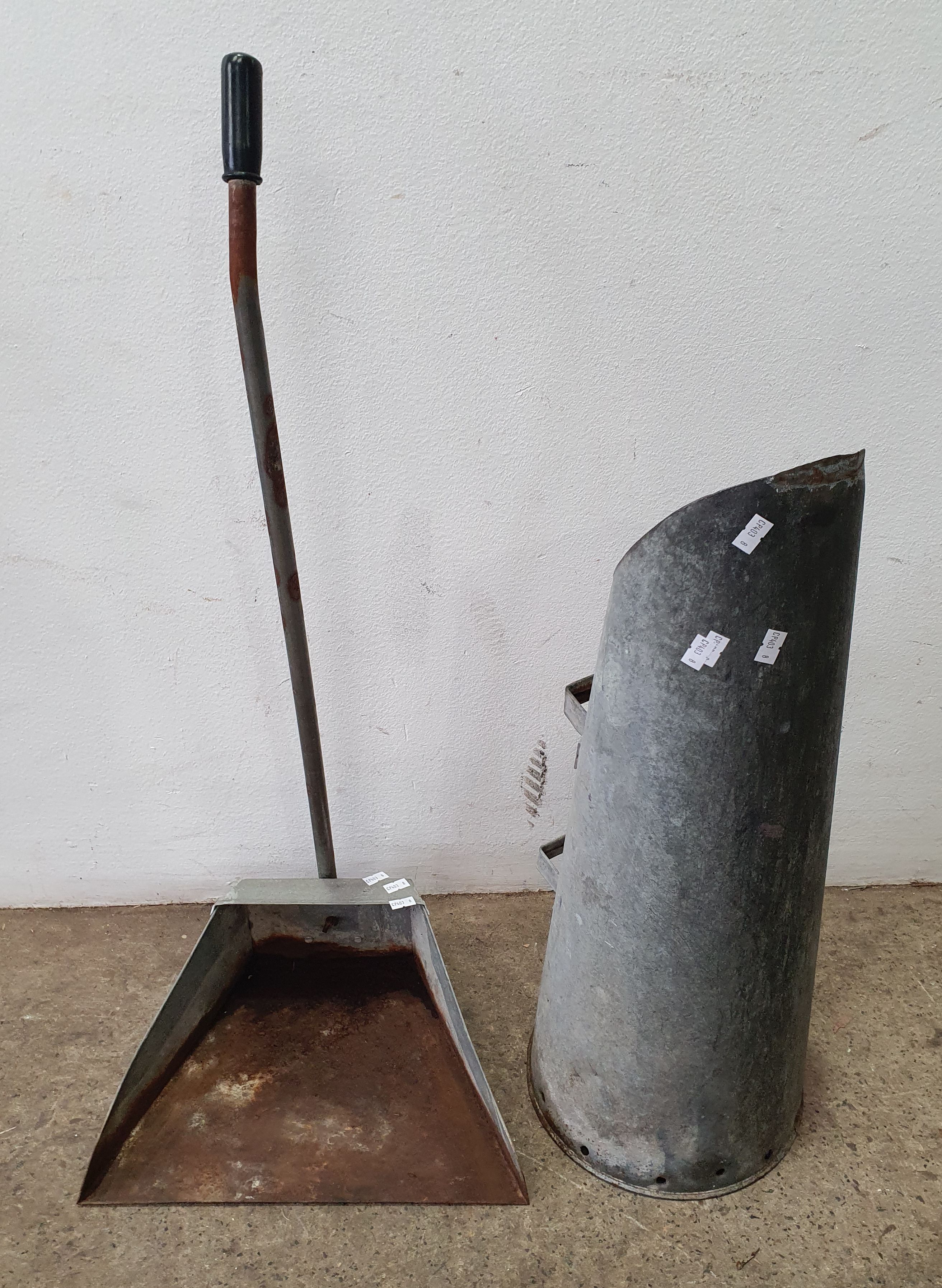 1010 · A COAL SCUTTLE AND SCOOPER