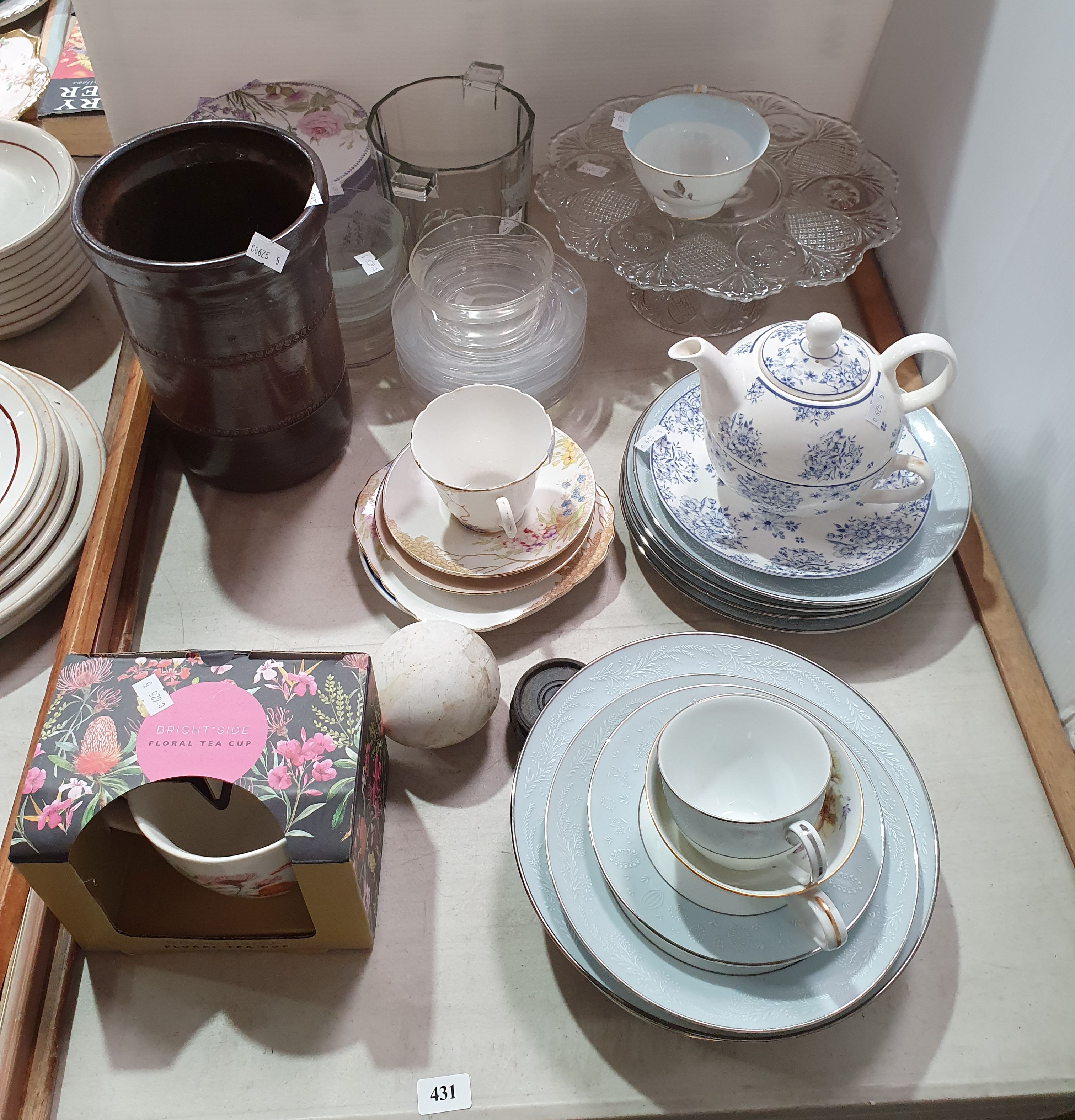 431 · A GROUP OF MAINLY CERAMIC ITEMS