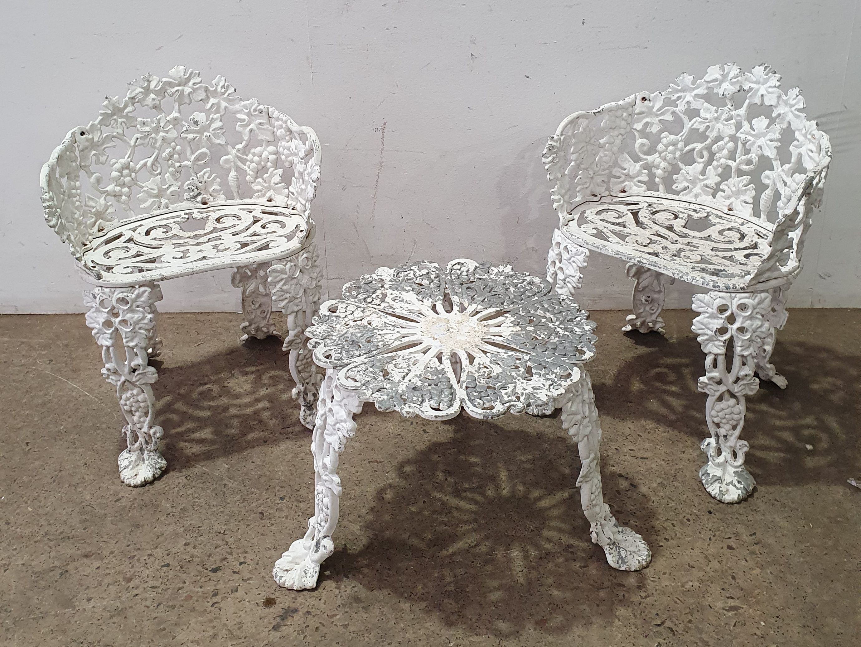 1011 · AN ALUMINIUM THREE PIECE OUT DOOR SETTING