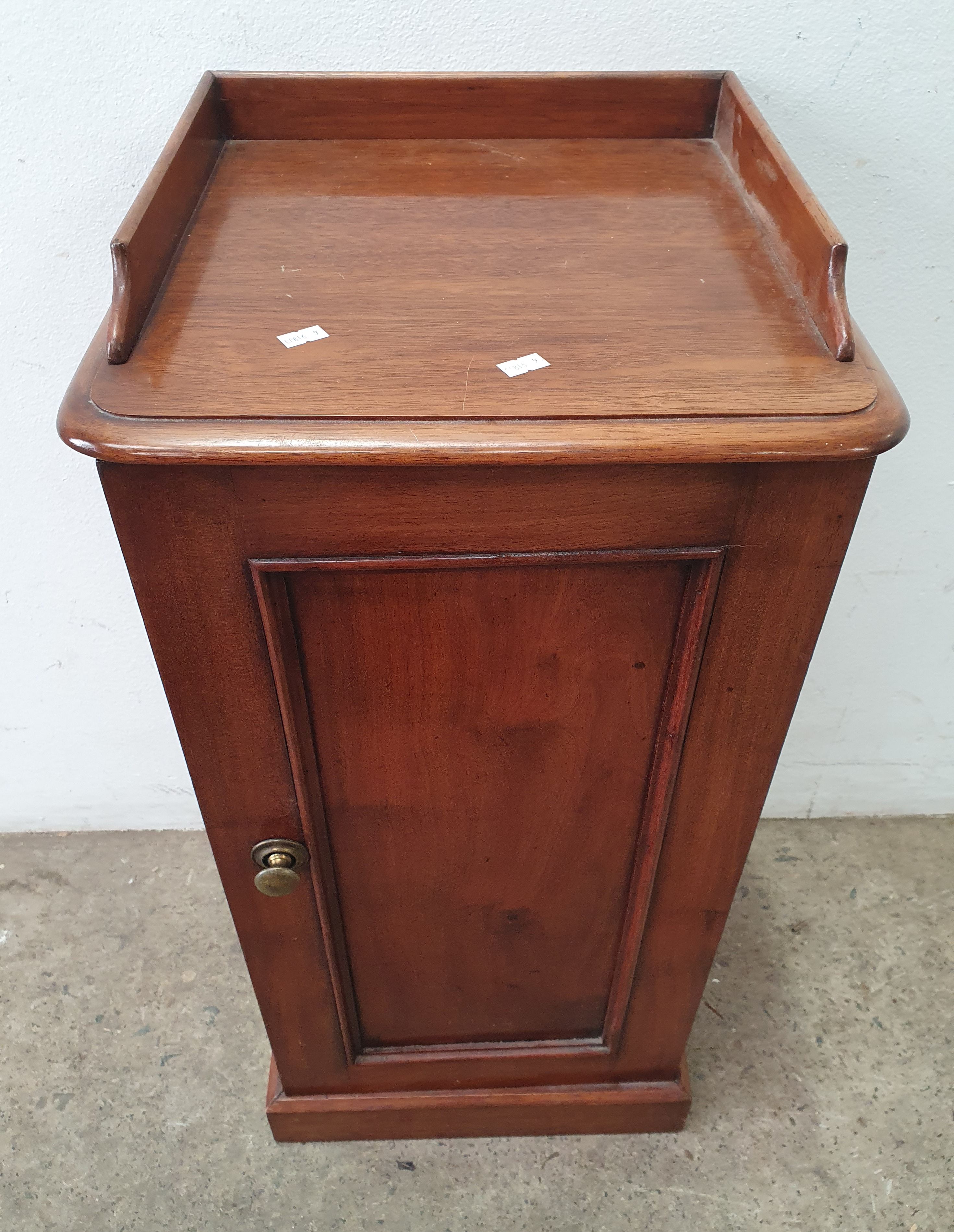 2060 · A VICTORIAN MAHOGANY BEDSIDE CABINET