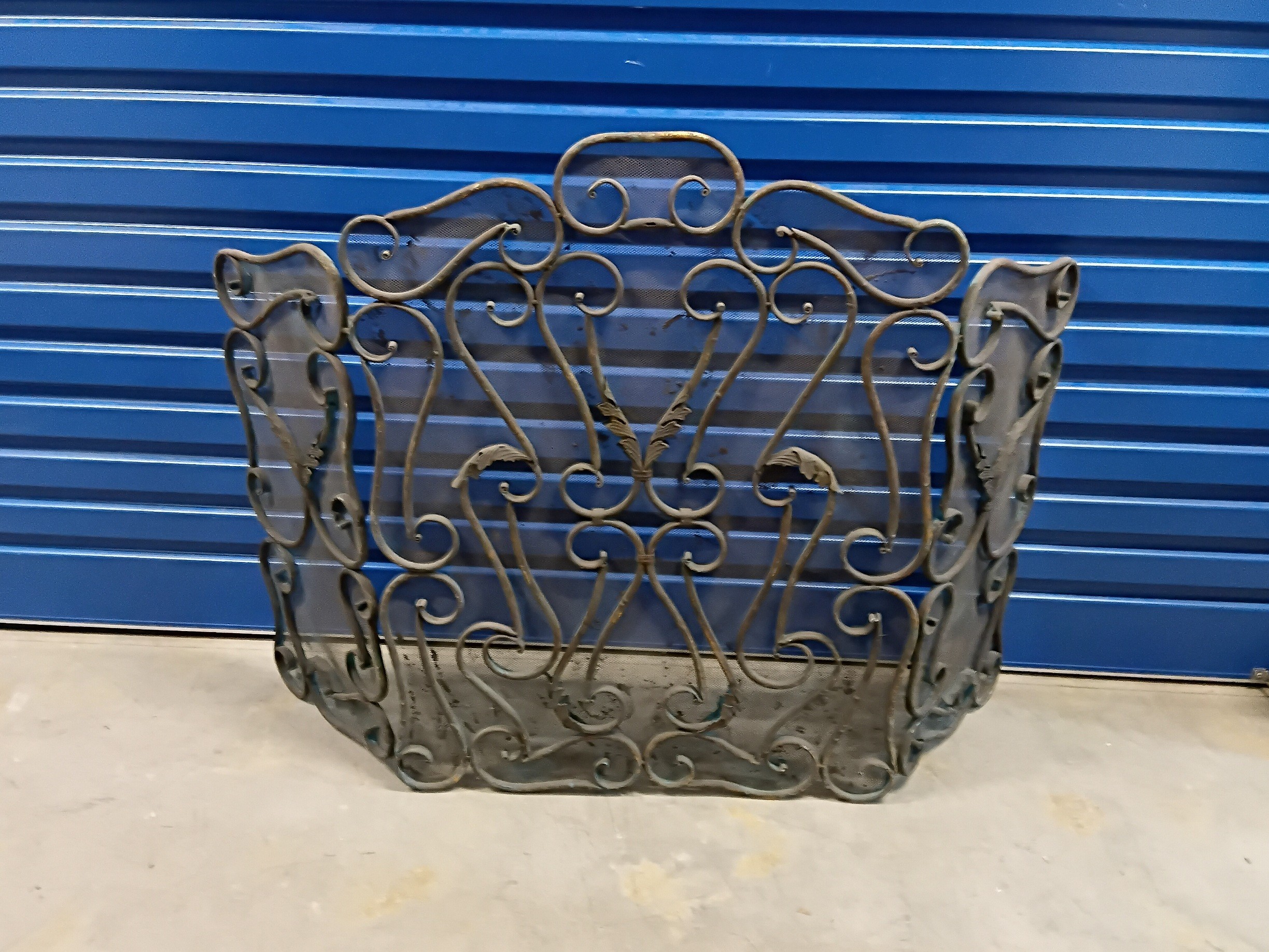 1355 · A METAL FIRE SCREEN