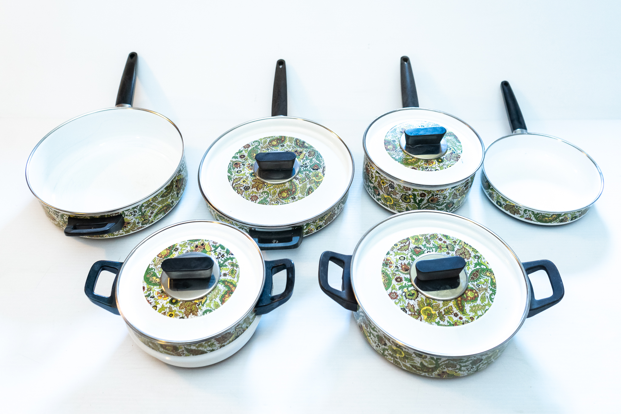 SixPiece Fansipan Green Paisley Enamel Cookware Set` Harritt Group, Inc