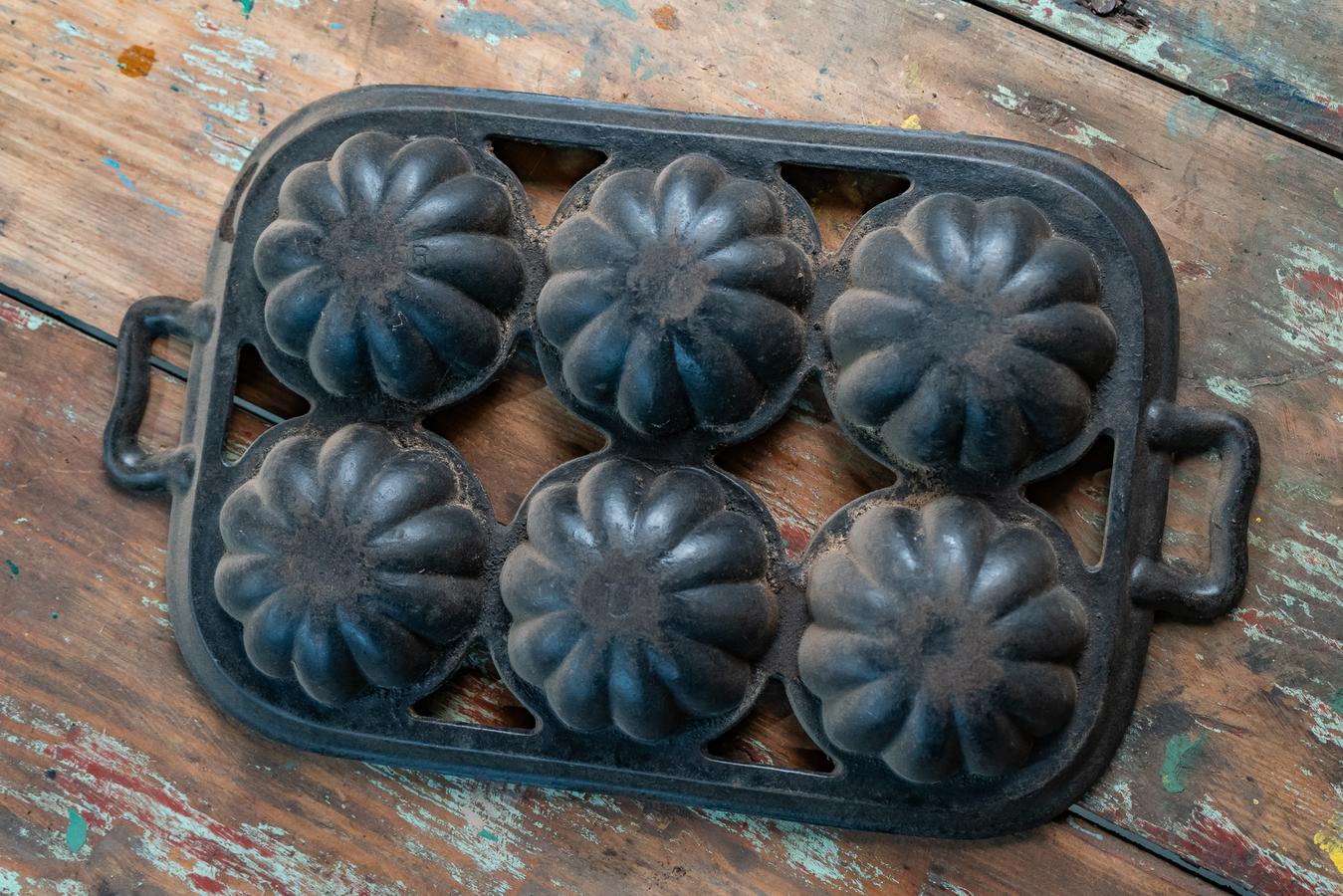 Unmarked Wagner Cast Iron Muffin Tin – Sweetwater Antiques