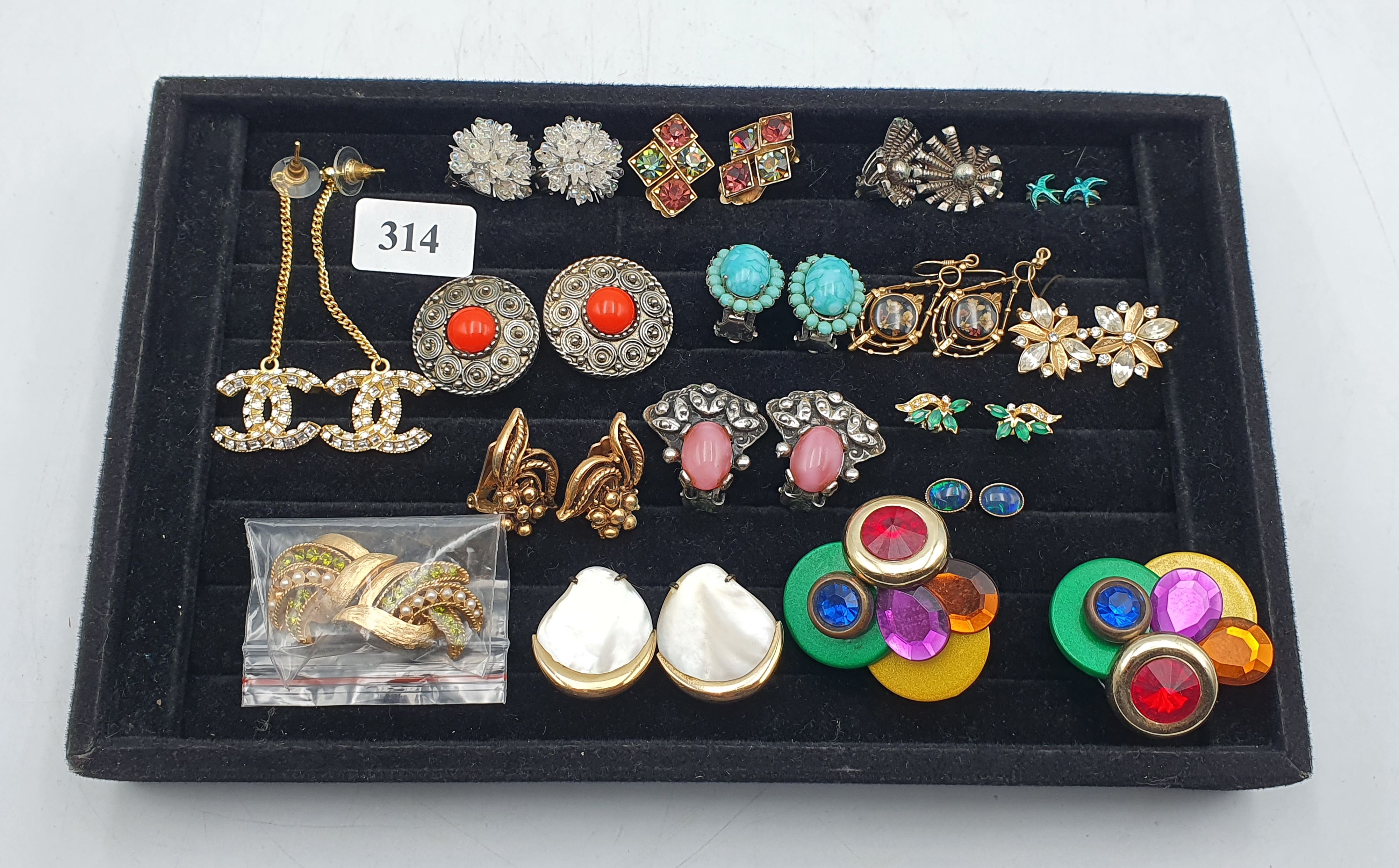 16 PAIRS OF EARRINGS