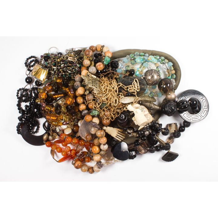 A bag of miscellaneous jewelry