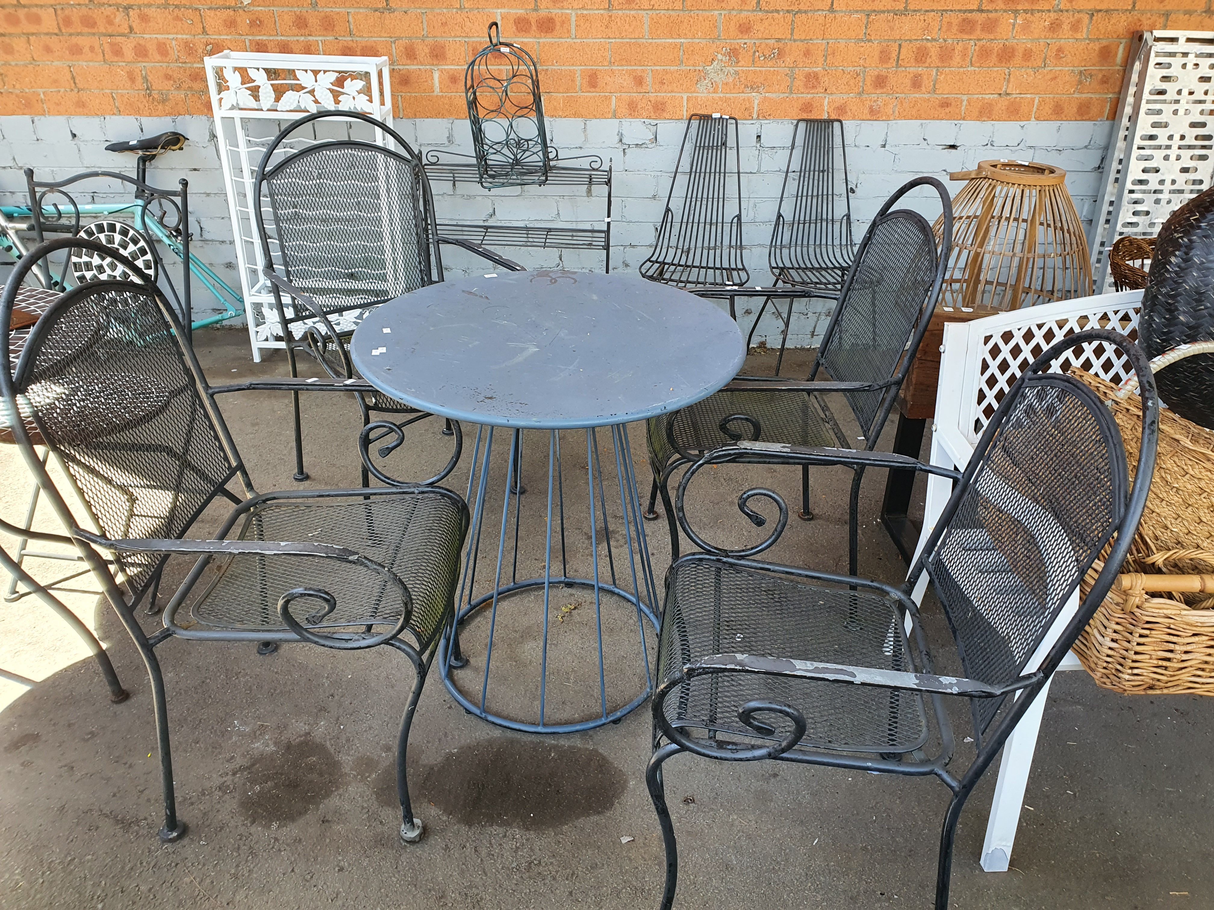 1019 · A FIVE PIECE OUTDOOR SETTING