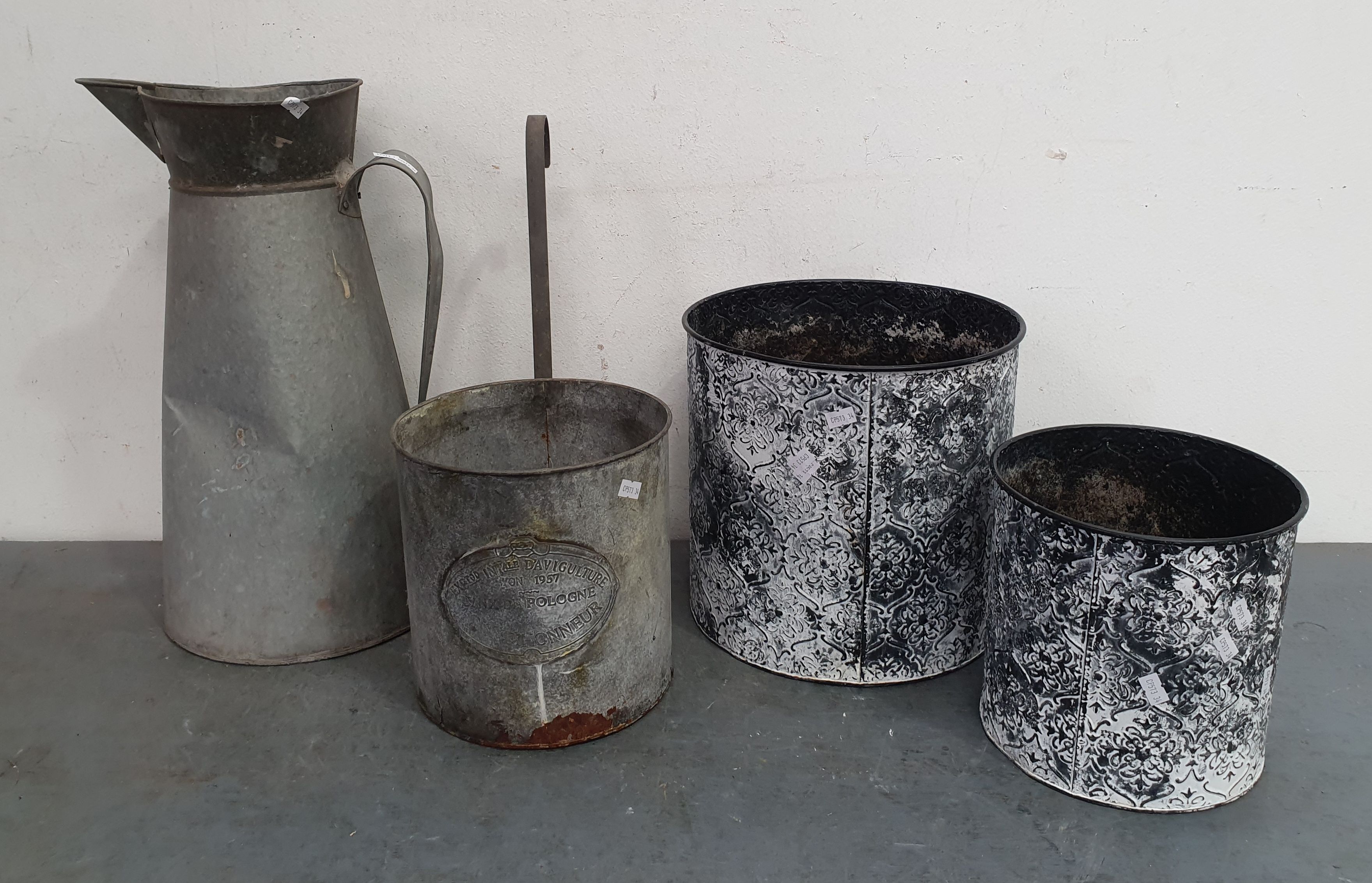 1017 · A GROUP OF ALUMINIUM GARDEN WARE
