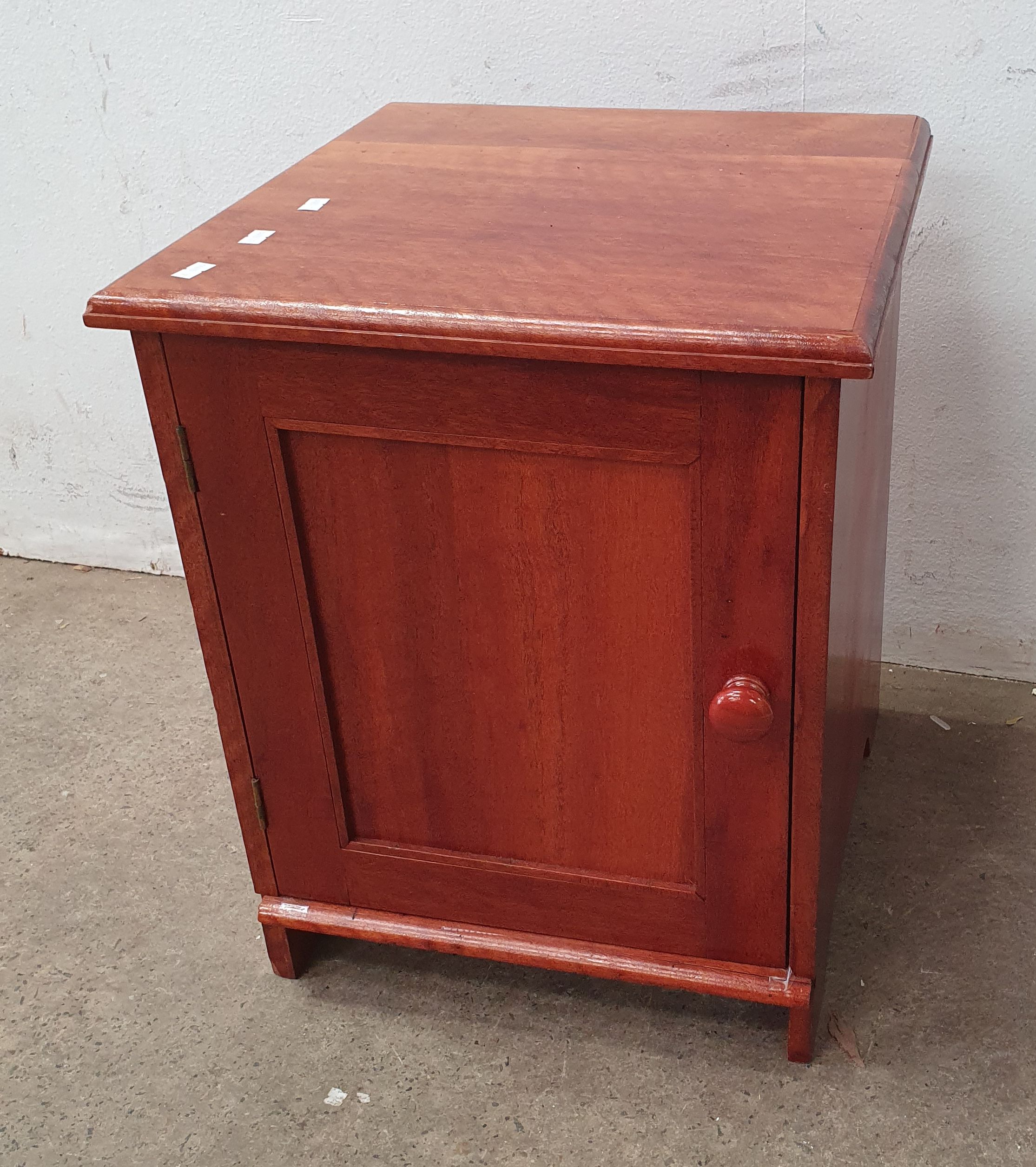 2423 · A BEDSIDE CABINET