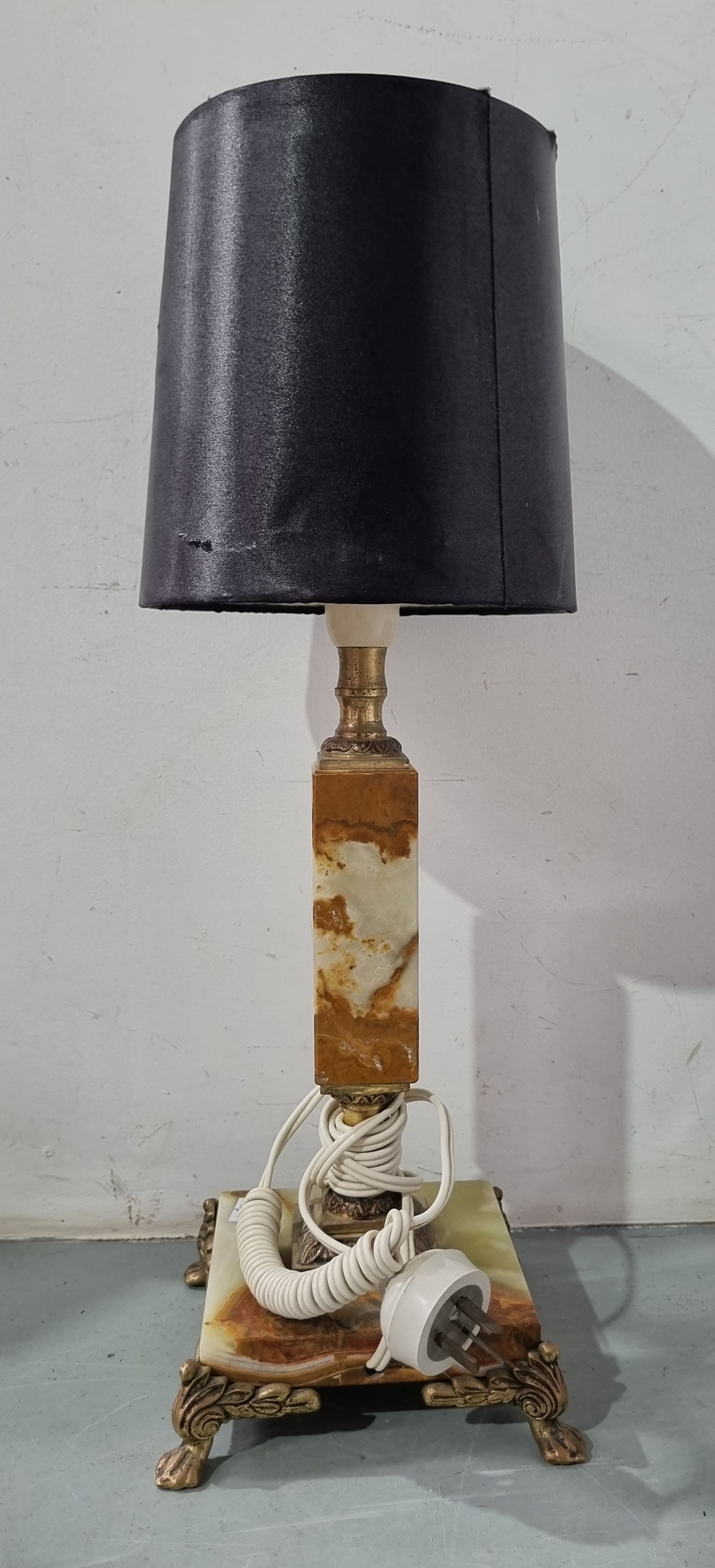 A MID-CENTURY ONYX BEDSIDE LAMP